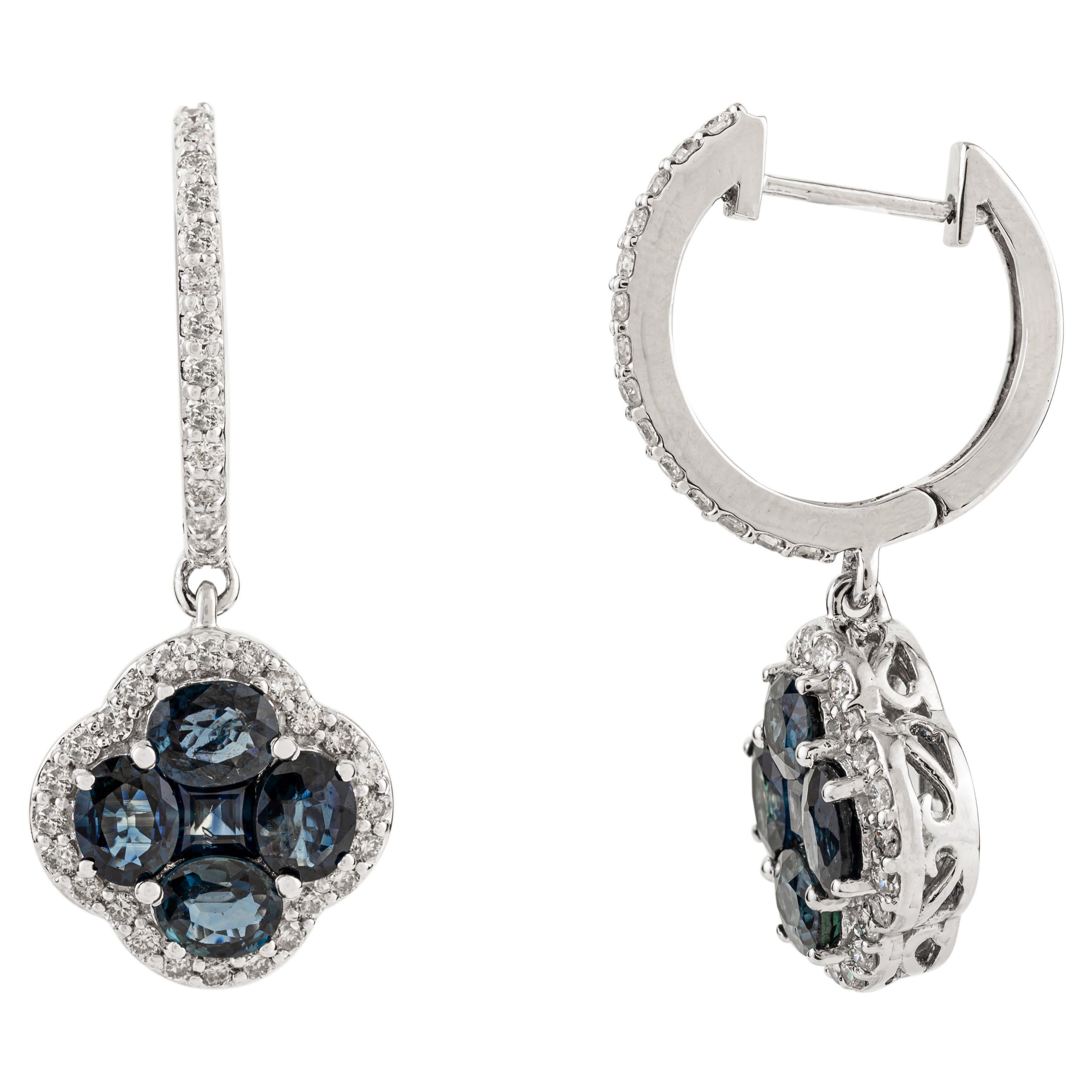 Boucles d
oreilles huggie en or blanc 18 carats avec saphir bleu naturel et diamant en forme de fleur en vente