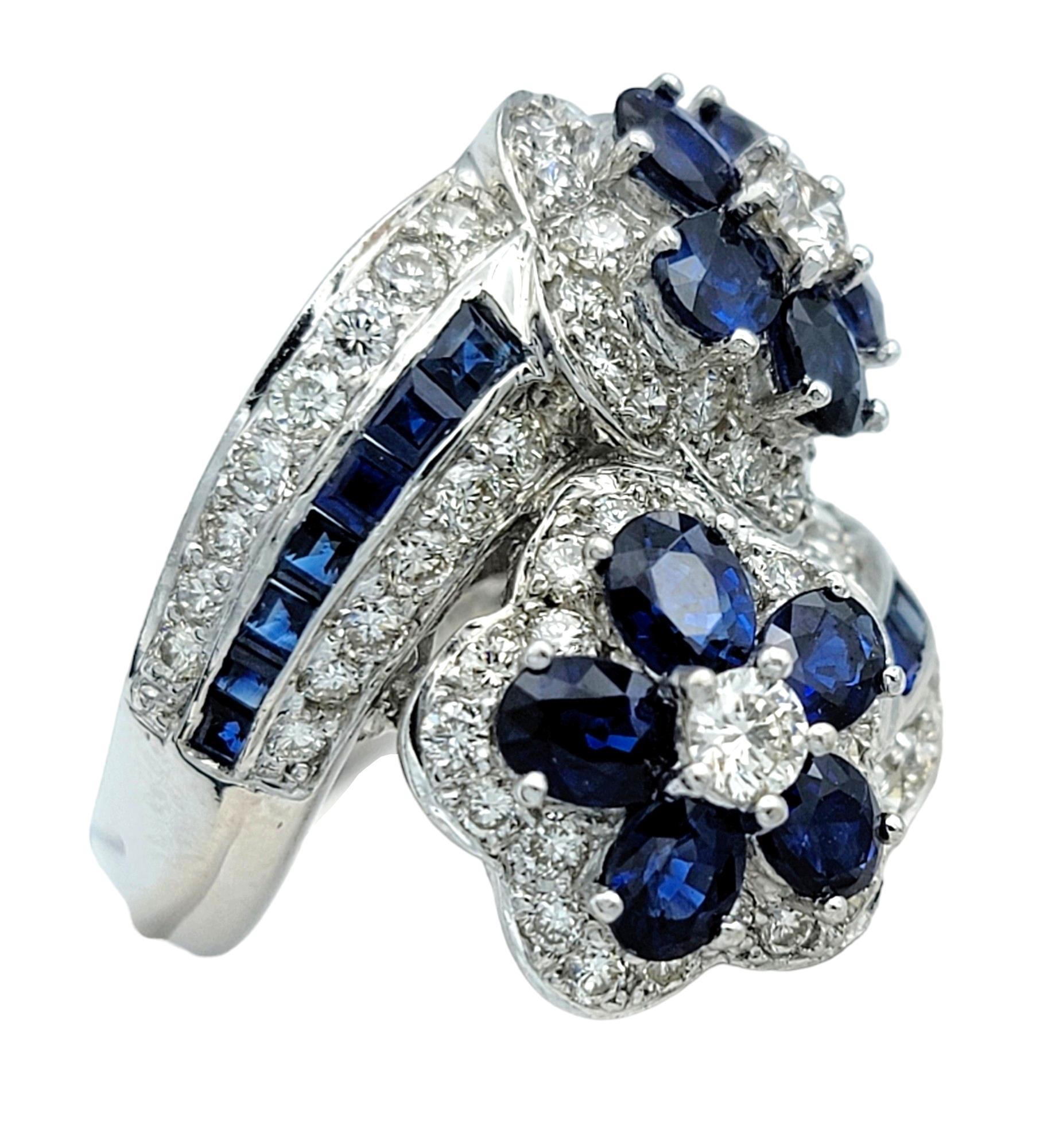 Bypass-Ring aus 18 Karat Weißgold mit natürlichem blauem Saphir und Diamant-Blumen (Ovalschliff) im Angebot