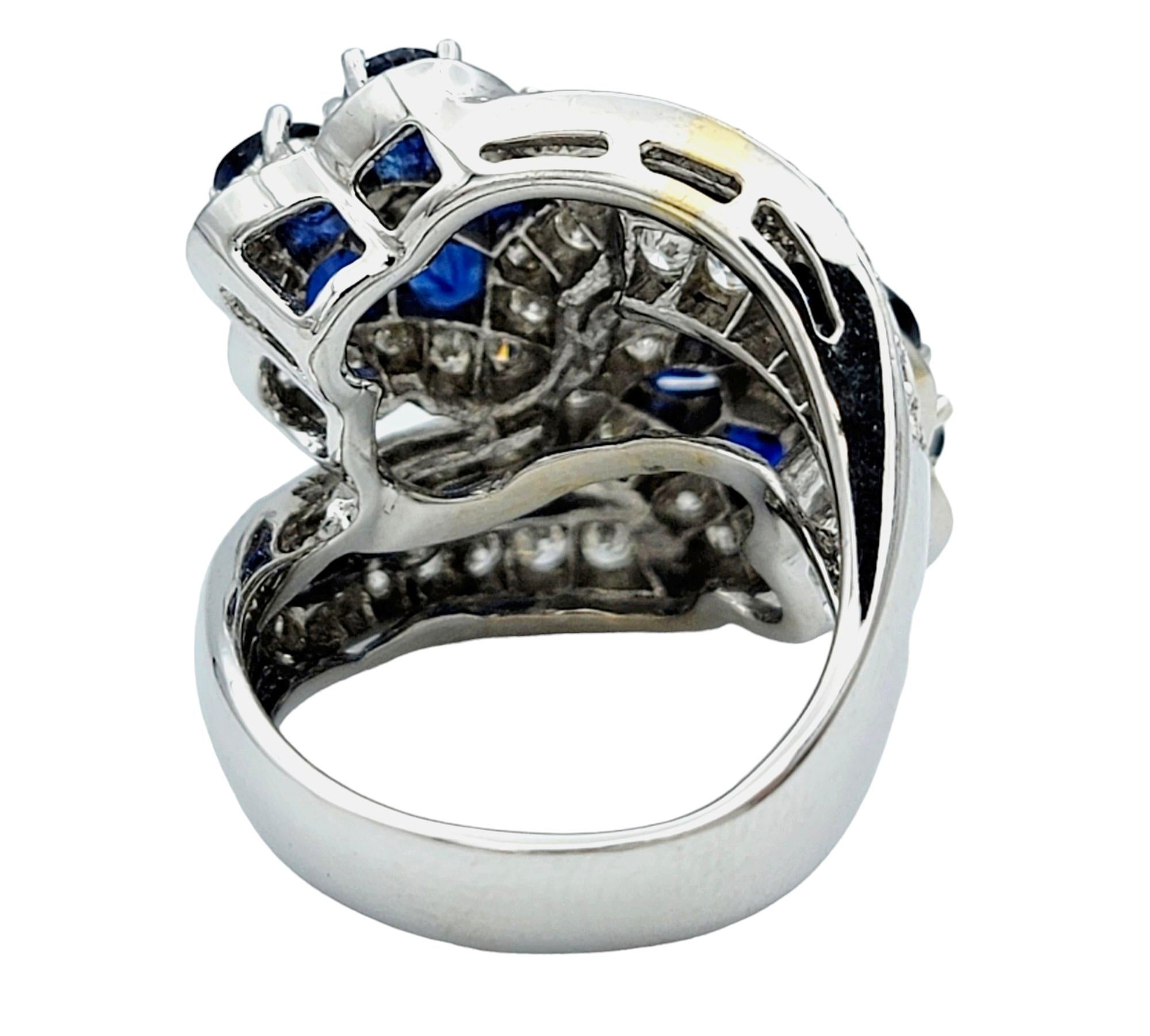 Bypass-Ring aus 18 Karat Weißgold mit natürlichem blauem Saphir und Diamant-Blumen im Angebot 1