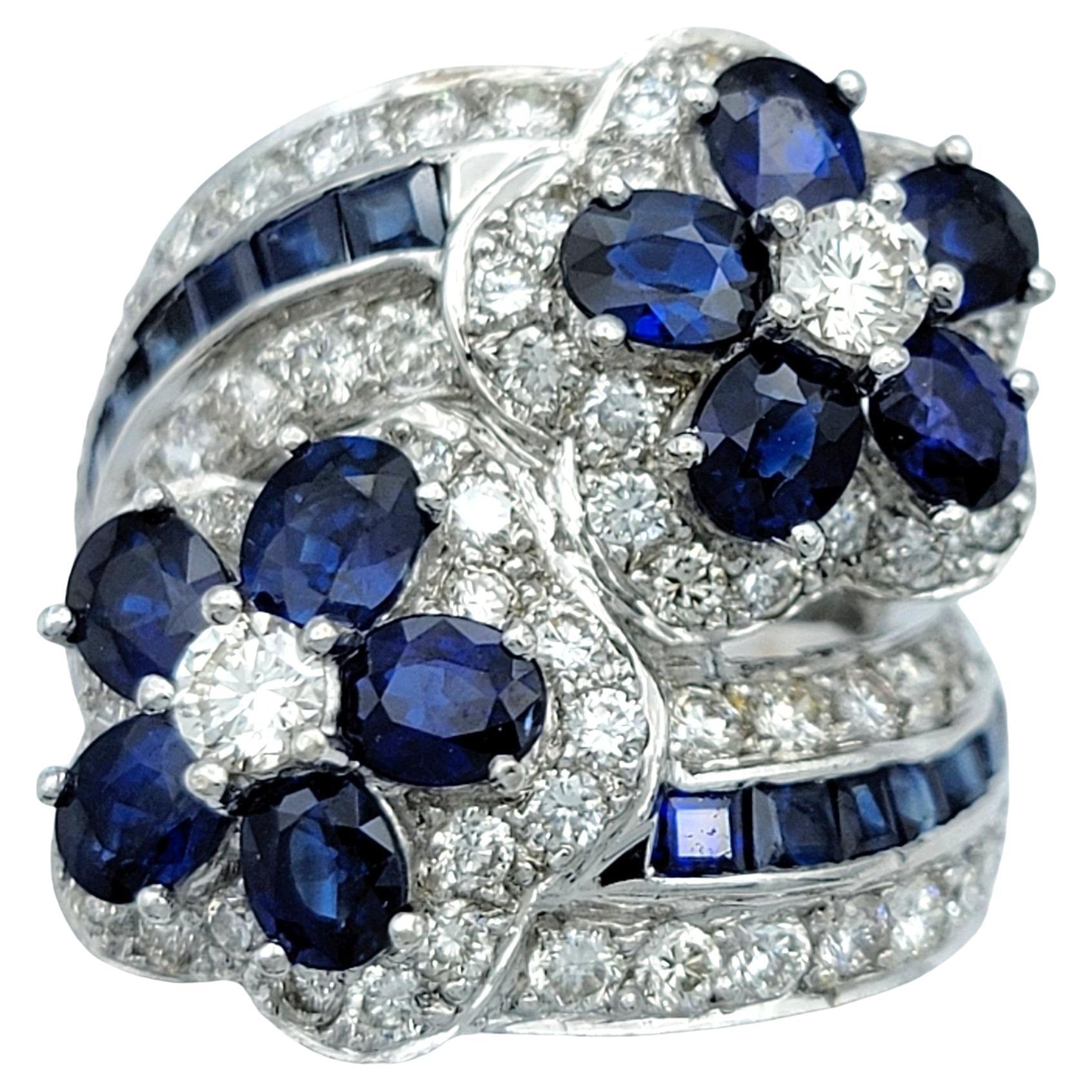 Bypass-Ring aus 18 Karat Weißgold mit natürlichem blauem Saphir und Diamant-Blumen im Angebot