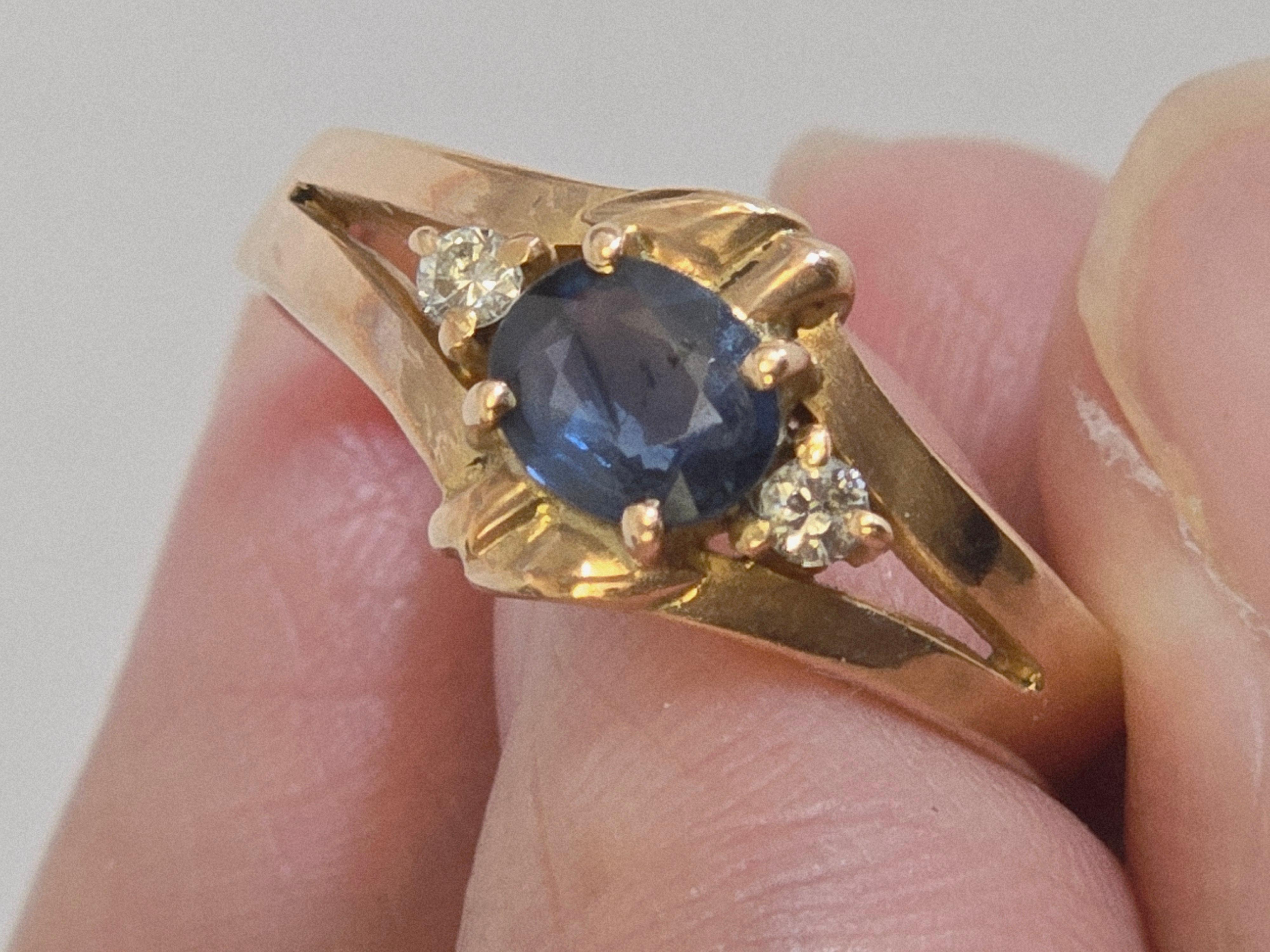 Bague en or 18 carats avec saphir bleu naturel et diamant en vente 1