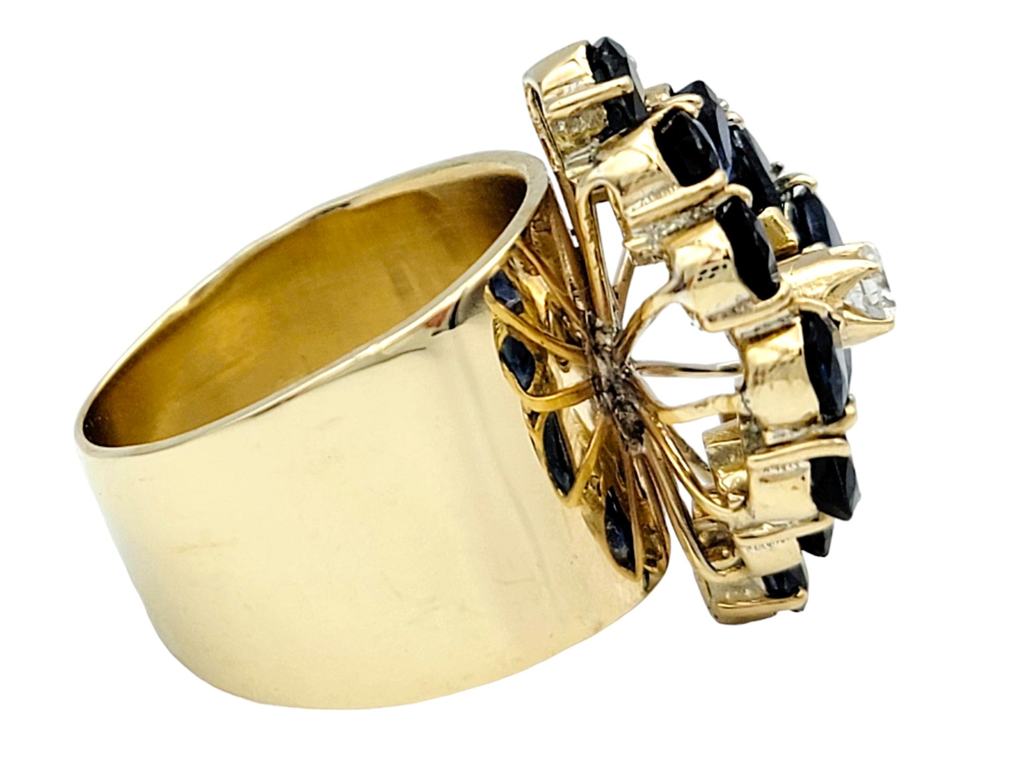 Contemporaneo Anello cocktail con zaffiro blu naturale e diamanti impilati in oro giallo 14 carati in vendita