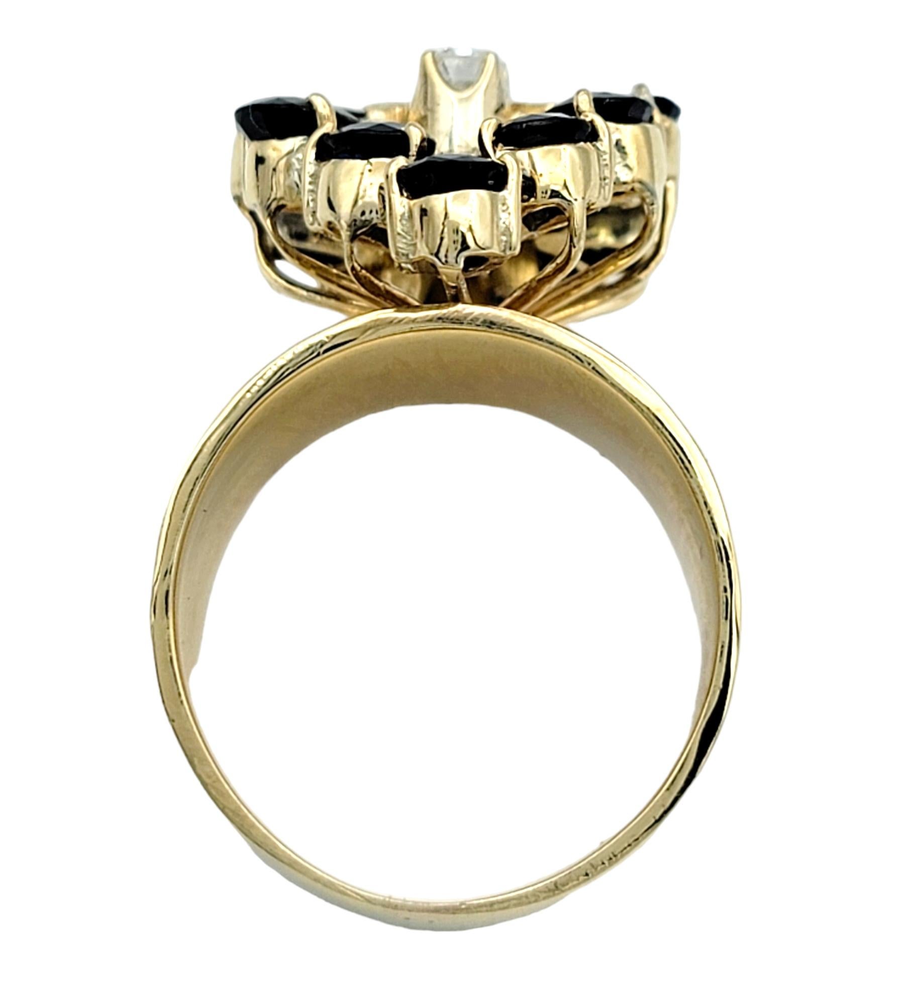 Anello cocktail con zaffiro blu naturale e diamanti impilati in oro giallo 14 carati In condizioni buone in vendita a Scottsdale, AZ