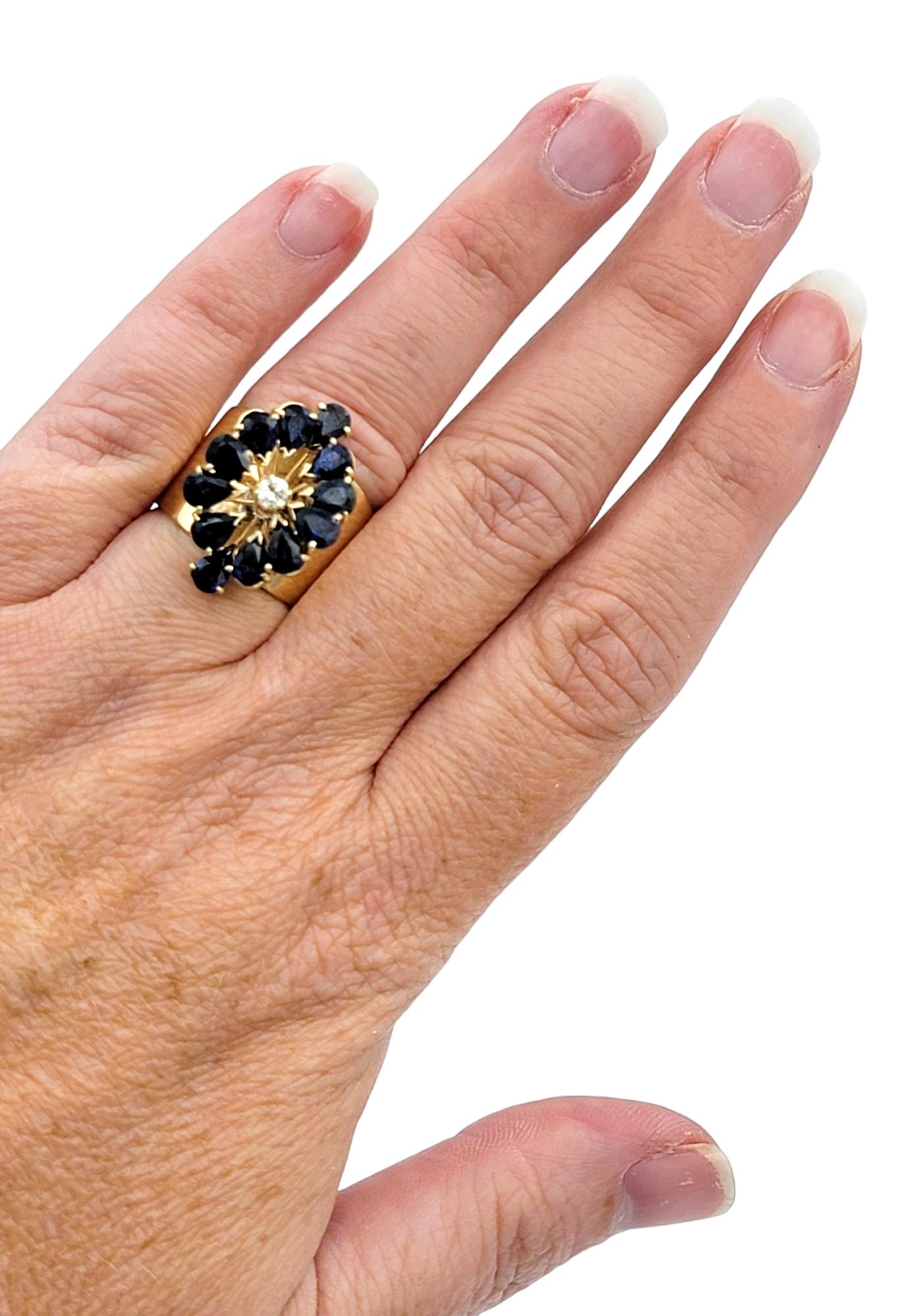 Donna Anello cocktail con zaffiro blu naturale e diamanti impilati in oro giallo 14 carati in vendita