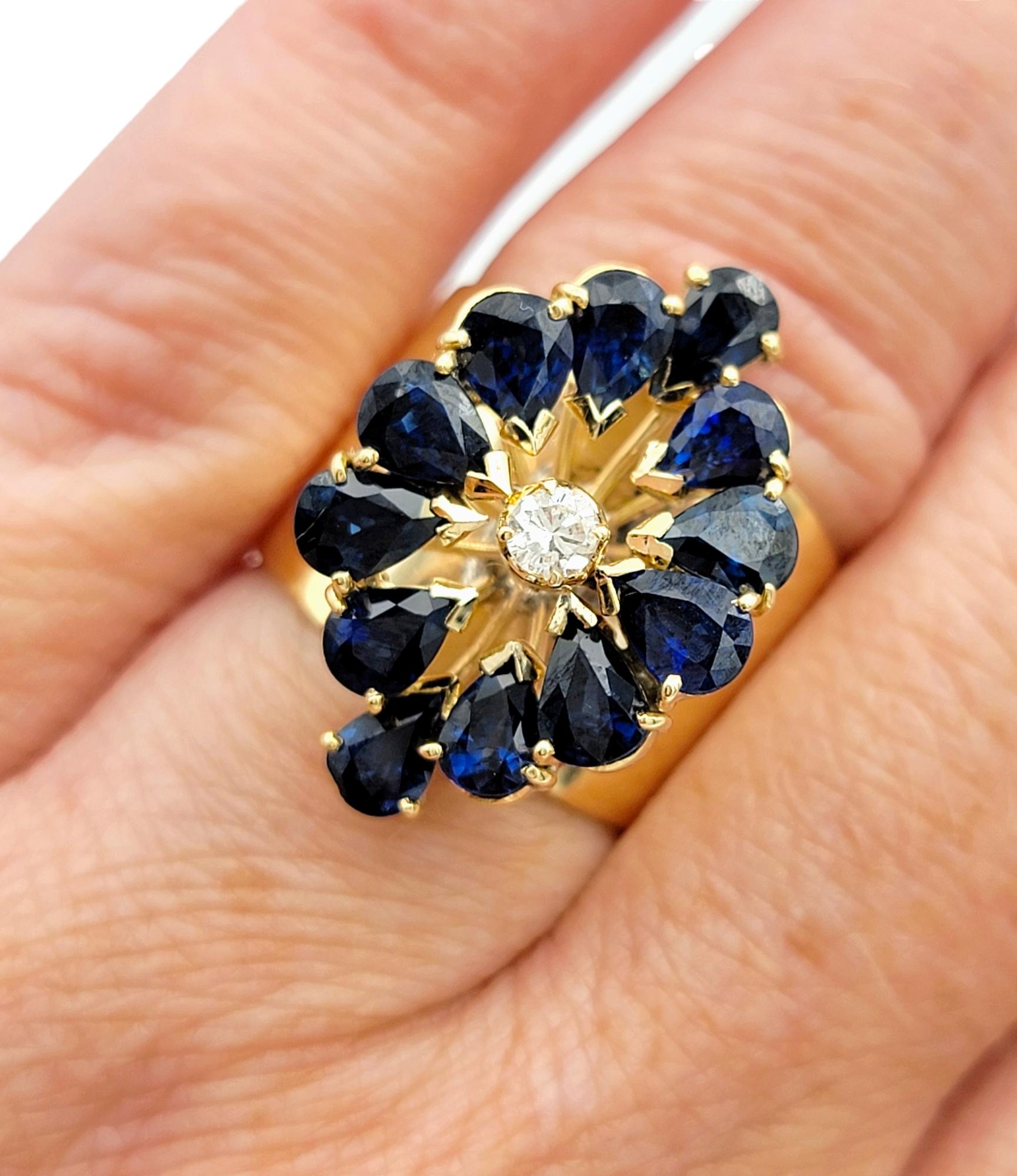 Anello cocktail con zaffiro blu naturale e diamanti impilati in oro giallo 14 carati in vendita 1