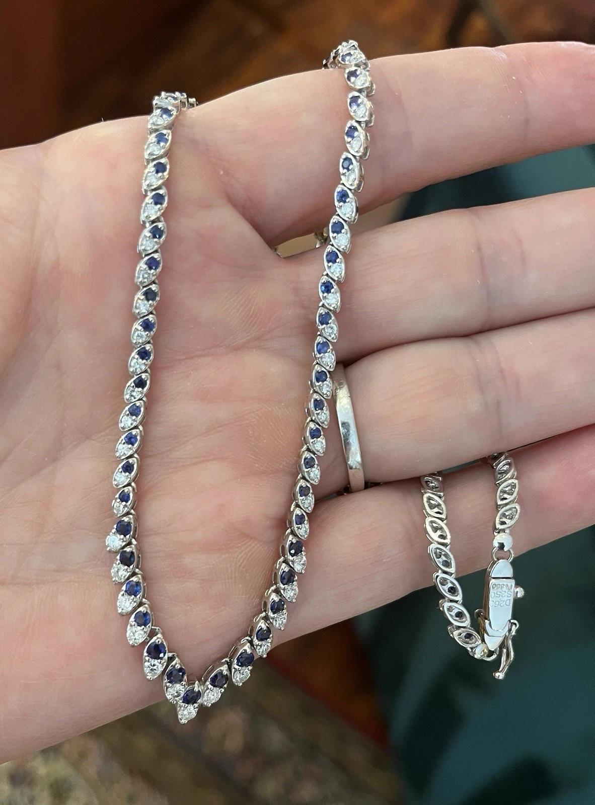 Collar Gargantilla en V de Zafiro Azul Natural y Diamantes en Platino 

Collar con zafiros azules redondos naturales y diamantes brillantes redondos naturales, de tamaño graduado y engarzados uno junto al otro, engastados en un diseño de platino en