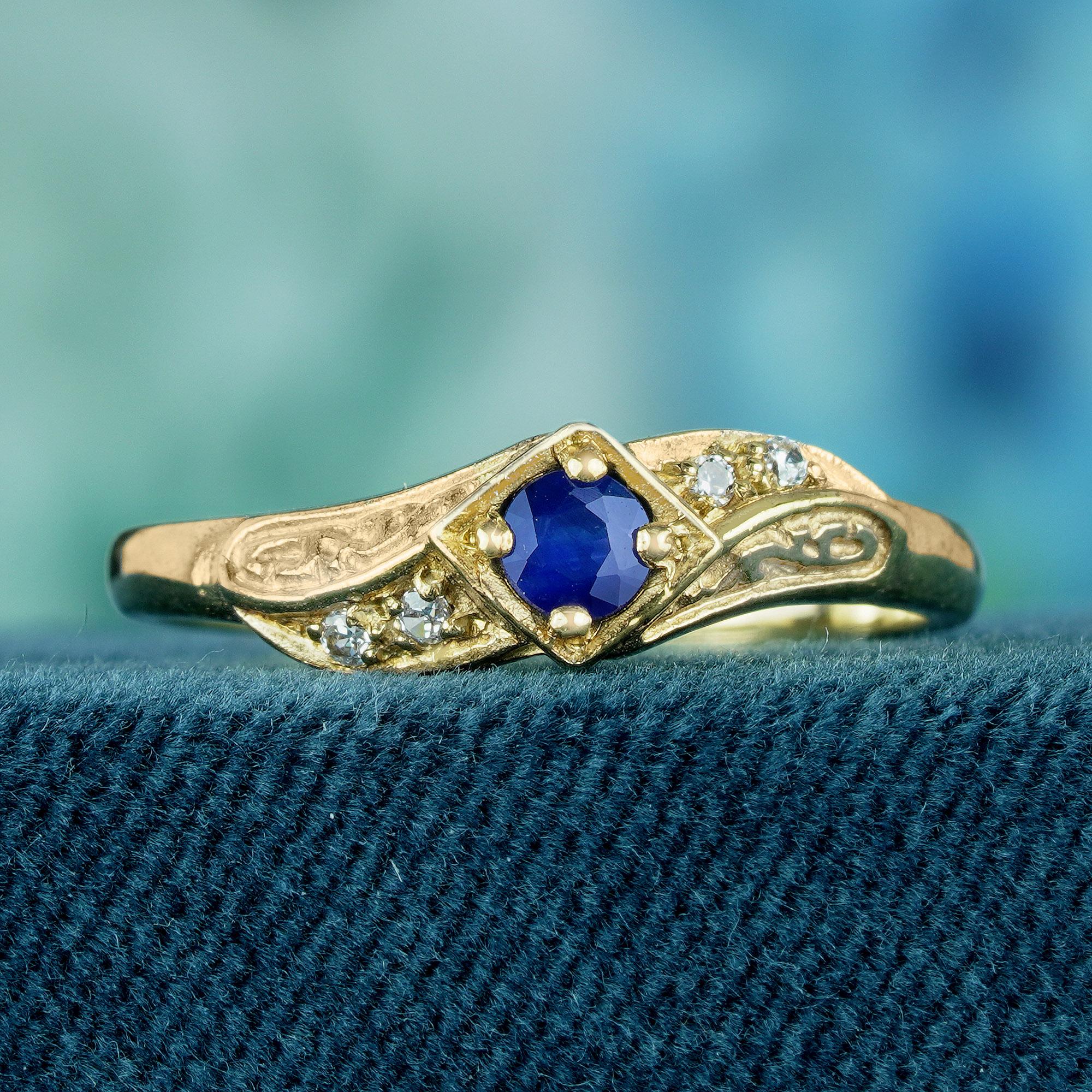 Lassen Sie sich in eine Ära der ewigen Anziehungskraft entführen mit unserem fesselnden Ring im Vintage-Stil, der sorgfältig in einem glänzenden Gelbgoldband gefertigt ist. Sein Herzstück ist ein bezaubernder runder blauer Saphir, der in einer