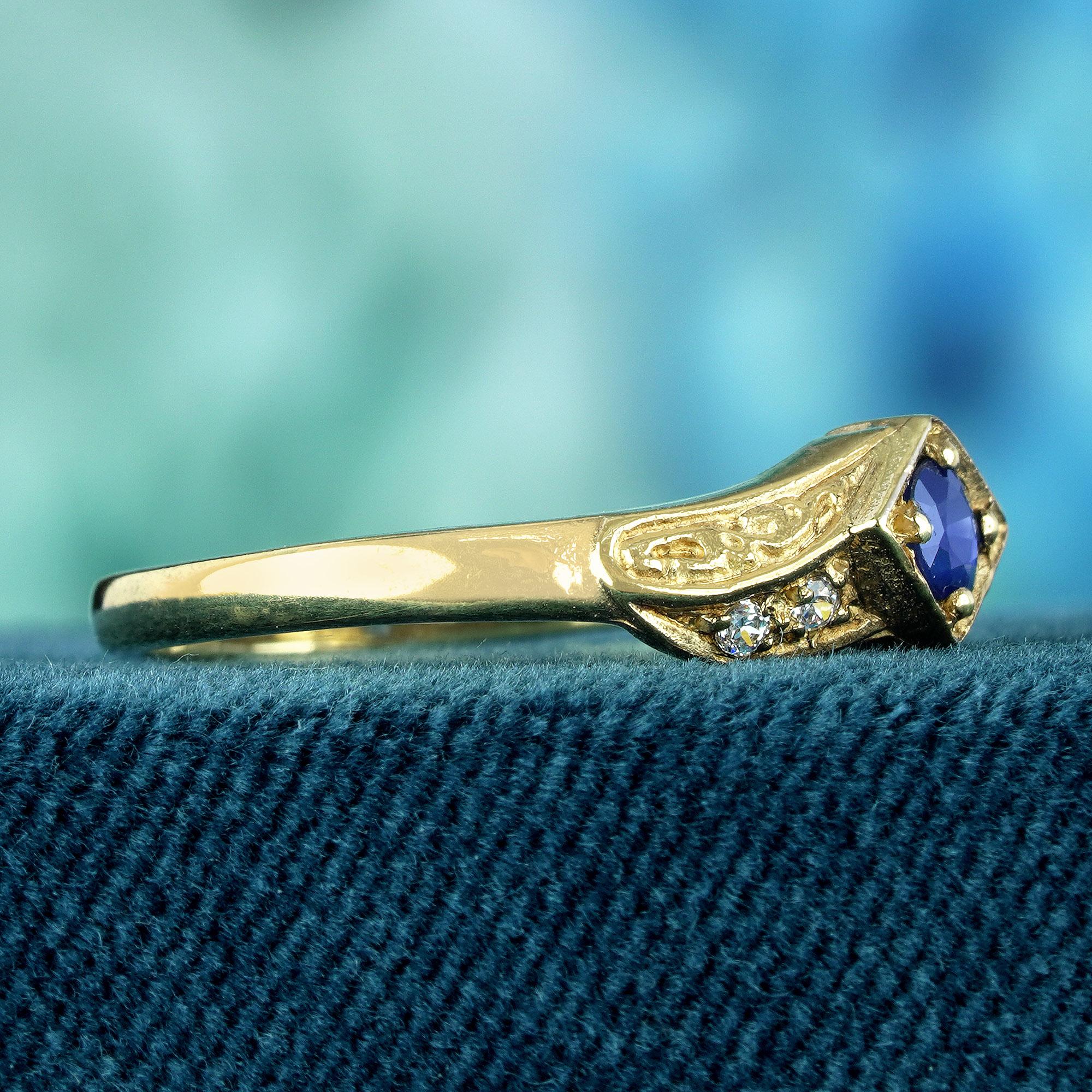 Solitär-Ring aus massivem 9 Karat Gold mit natürlichem blauem Saphir und Diamant im Vintage-Stil (Rundschliff) im Angebot