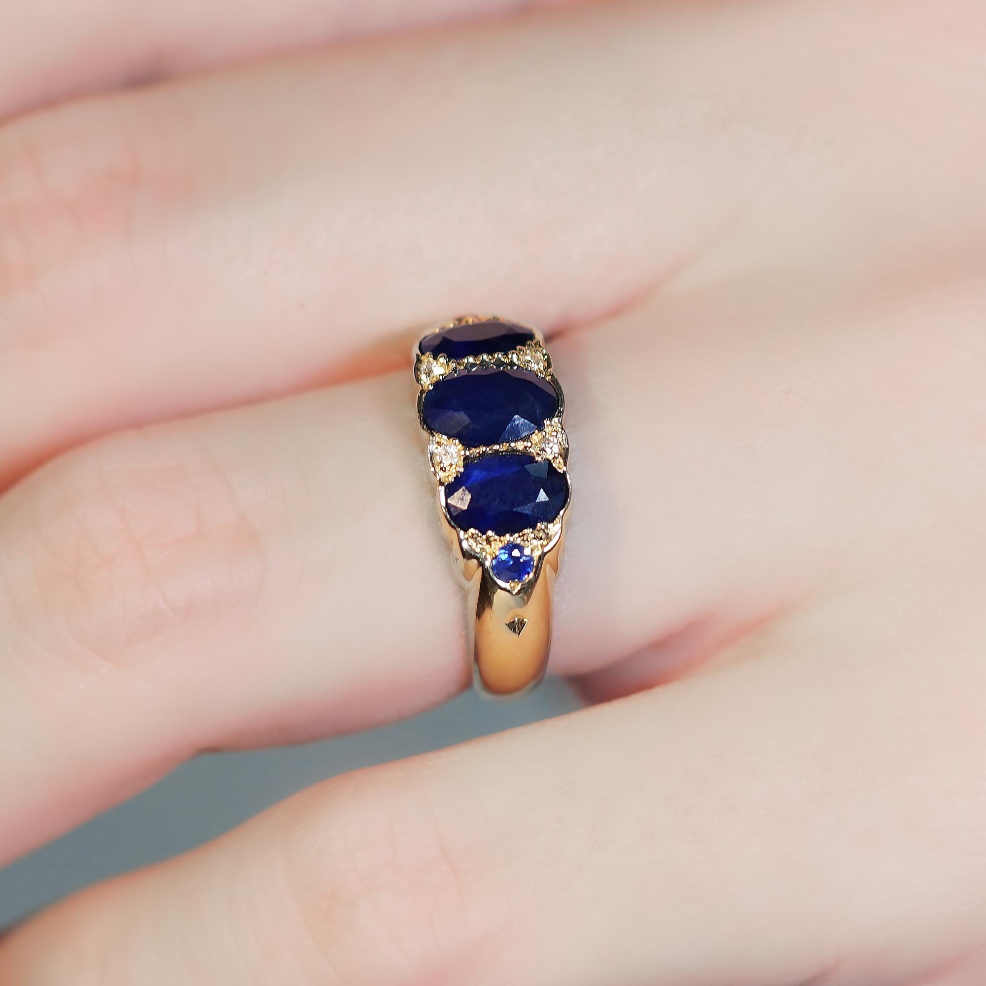 Trinity-Ring aus massivem 9 Karat Gold mit natürlichem blauem Saphir und Diamant im Vintage-Stil im Angebot 3