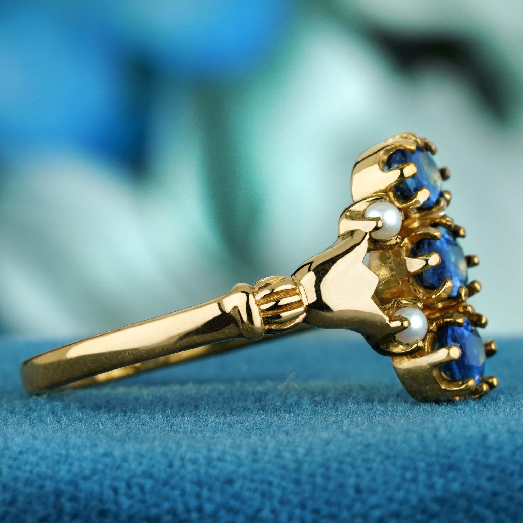 Im Angebot: Natürlicher blauer Saphir und Perle Vintage-Stil drei Stein-Ring in massivem 9K Gold () 4