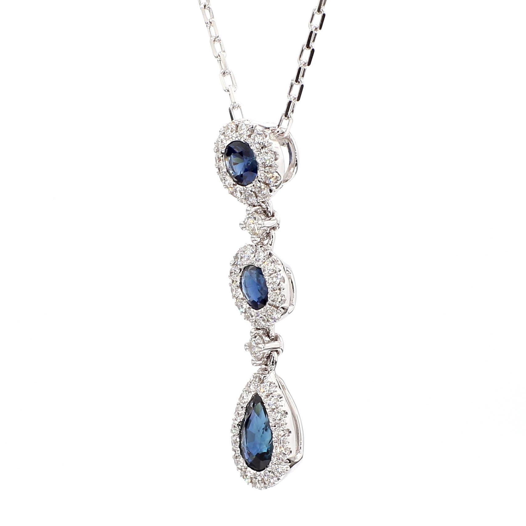 Le magnifique pendentif en saphir de Raregemworld. Monté dans une belle monture en or blanc 18 carats avec un saphir bleu naturel taillé en poire, un saphir bleu naturel taillé en ovale, et un saphir bleu naturel taillé en rond, complétés par une