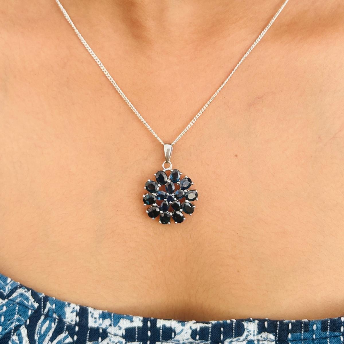 Taglio misto Ciondolo con fiore di zaffiro blu naturale in argento 925 per la mamma in vendita