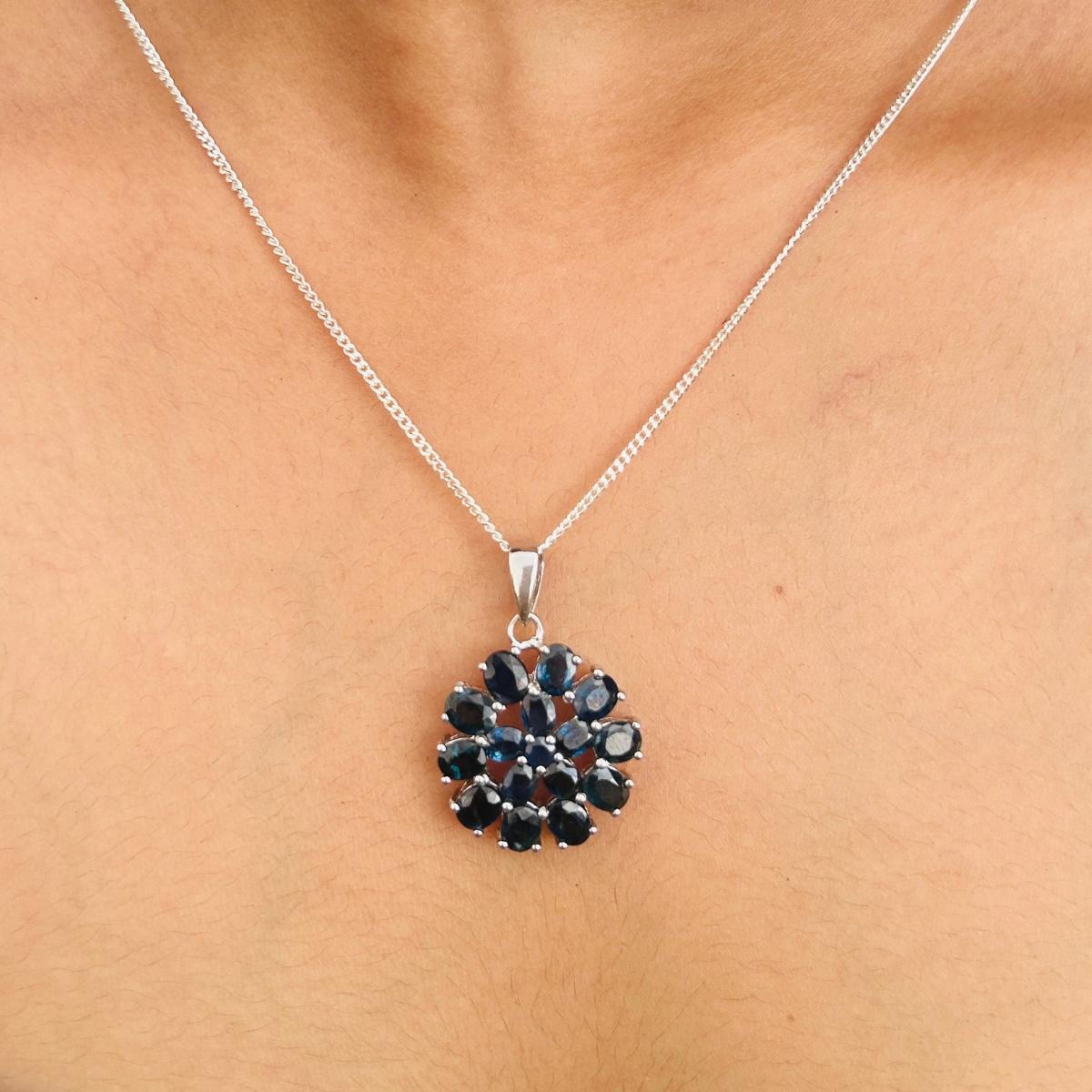 Donna Ciondolo con fiore di zaffiro blu naturale in argento 925 per la mamma in vendita