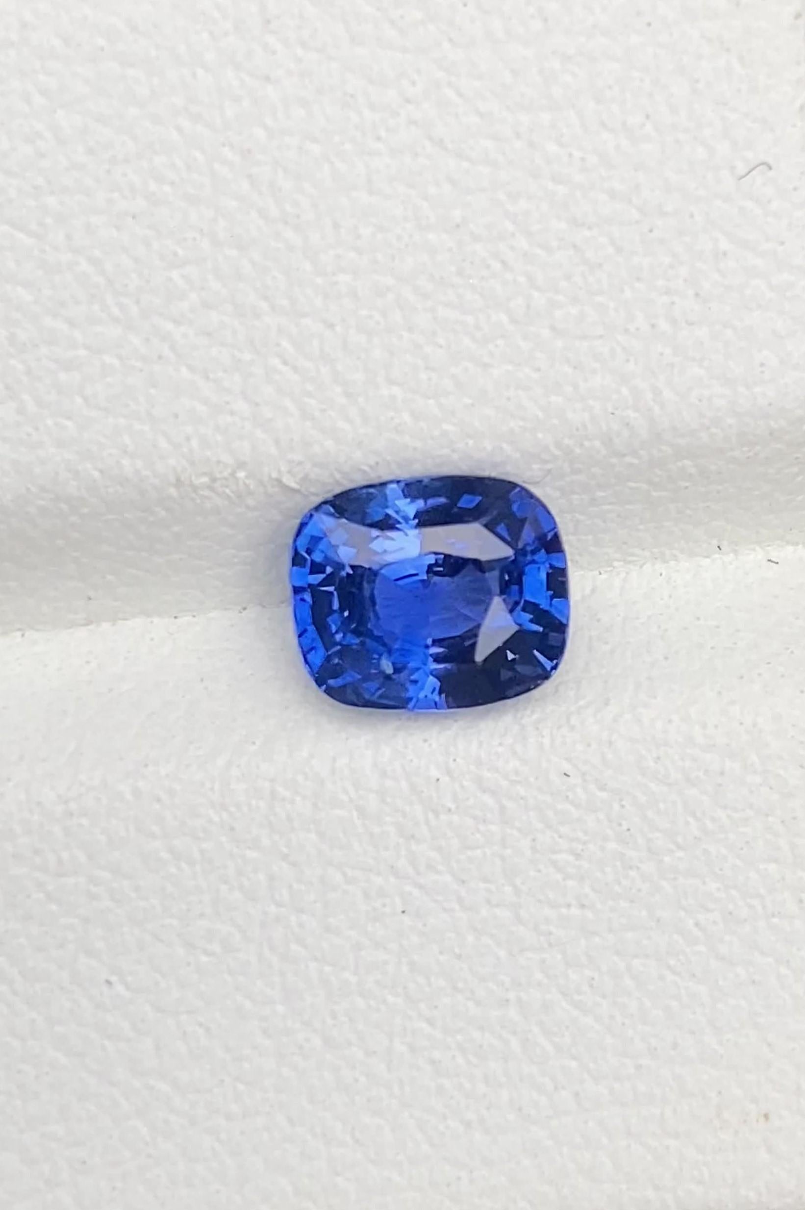 Saphir in natürlicher Qualität, Dieser exquisite Edelstein stammt aus Ceylon (Sri Lanka), das für die Herstellung von Steinen außergewöhnlicher Qualität bekannt ist. Mit seiner innerlich makellosen Klarheit.

- • Sorte: Blauer Saphir 
- • Herkunft:
