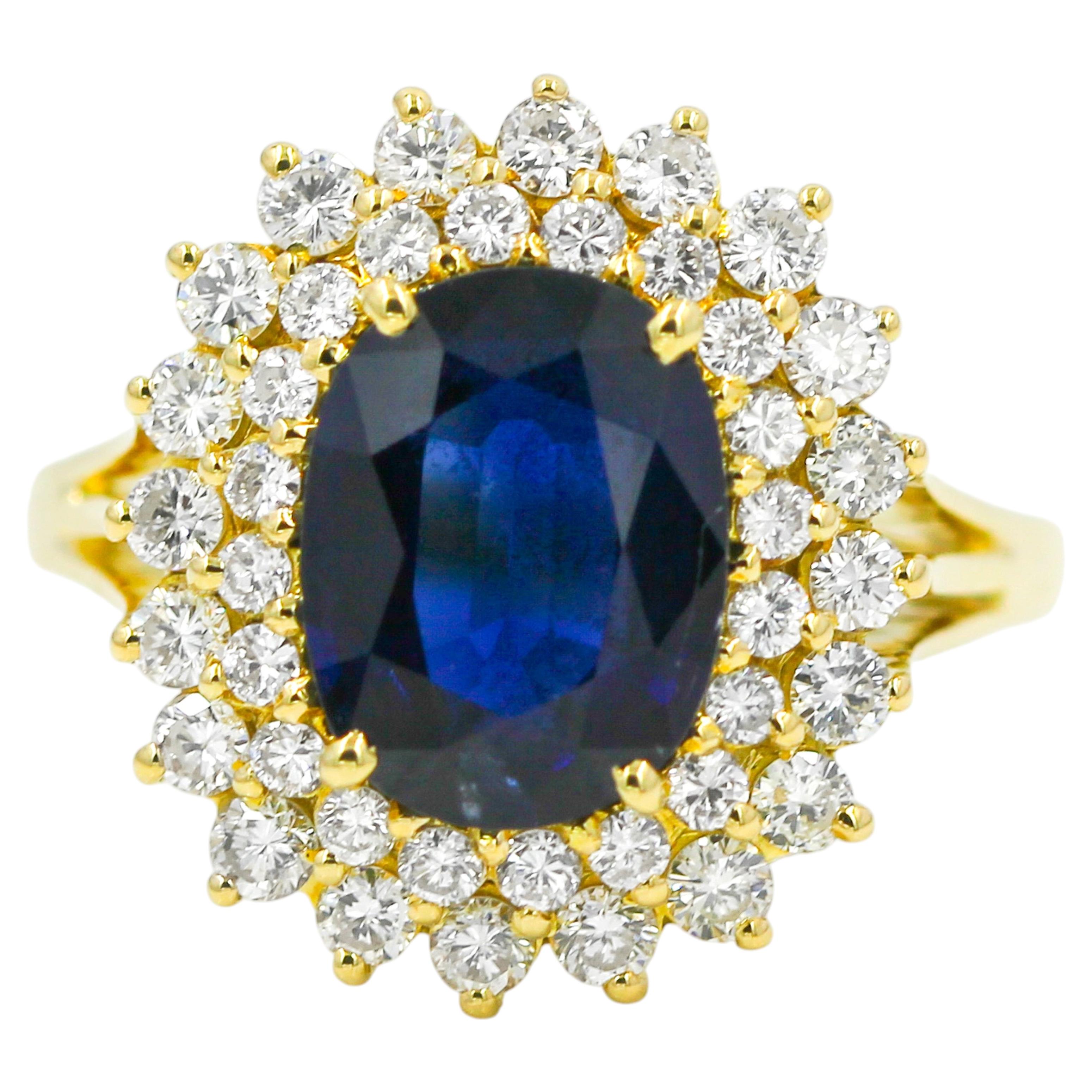 Halo-Ring aus 18-karätigem Gelbgold mit einem natürlichen blauen Saphir und einem Diamanten von 4,20 Karat
