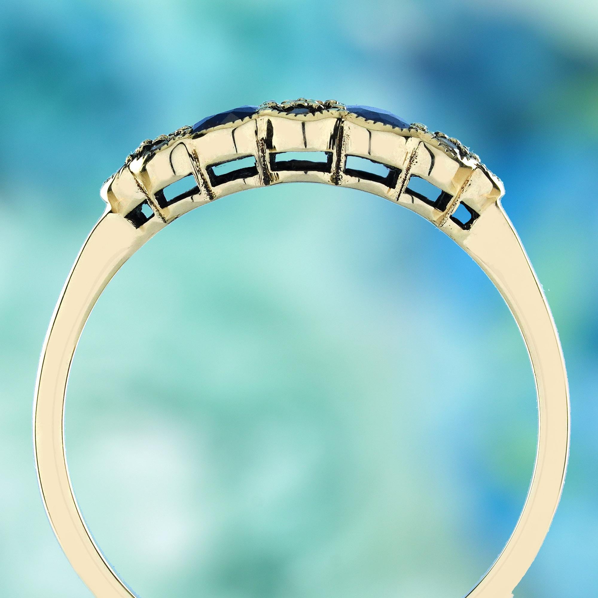 Zweisteinring aus 9 Karat Gelbgold mit natürlichem blauem Saphir und Diamant im Art-déco-Stil im Zustand „Neu“ in Bangkok, TH