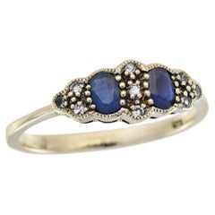 Zweisteinring aus 9 Karat Gelbgold mit natürlichem blauem Saphir und Diamant im Art-déco-Stil
