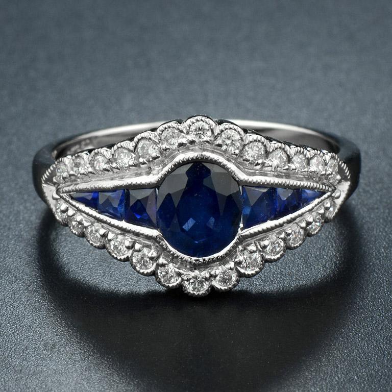 Im Angebot: Natürlicher blauer Saphir mit Diamant-Halo-Ring im Art-déco-Stil aus 18 Karat Gold () 2
