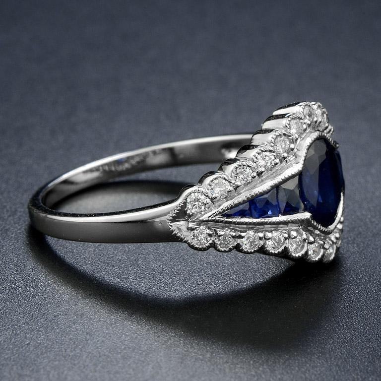 En vente :  Bague de style Art déco en or 18 carats avec saphir bleu naturel et halo de diamants 4