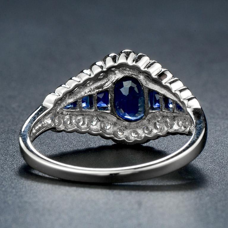 Im Angebot: Natürlicher blauer Saphir mit Diamant-Halo-Ring im Art-déco-Stil aus 18 Karat Gold () 5