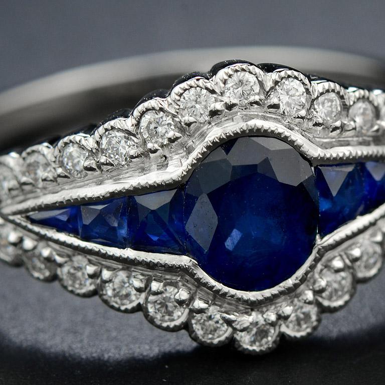 En vente :  Bague de style Art déco en or 18 carats avec saphir bleu naturel et halo de diamants 6