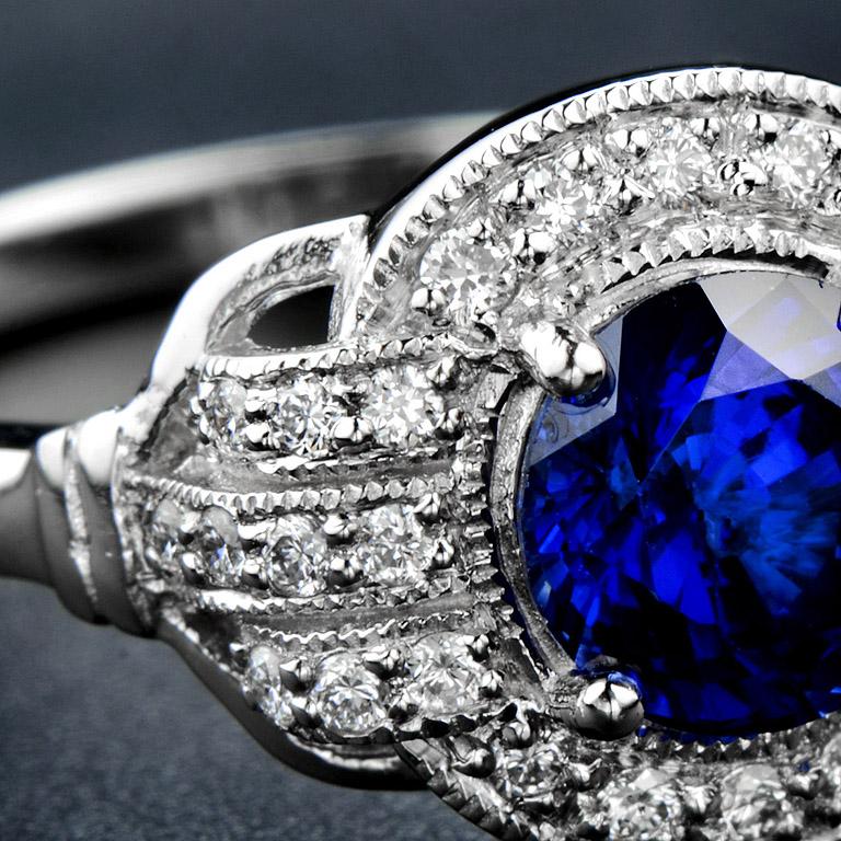 Art Deco Style Ceylon Sapphire and Diamond Engagement Ring in 18K White Gold In New Condition For Sale In Bangkok, TH