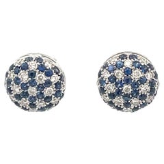 Boucles d'oreilles manchette en or blanc 18 carats à motif de fleurs en saphir bleu naturel et diamant