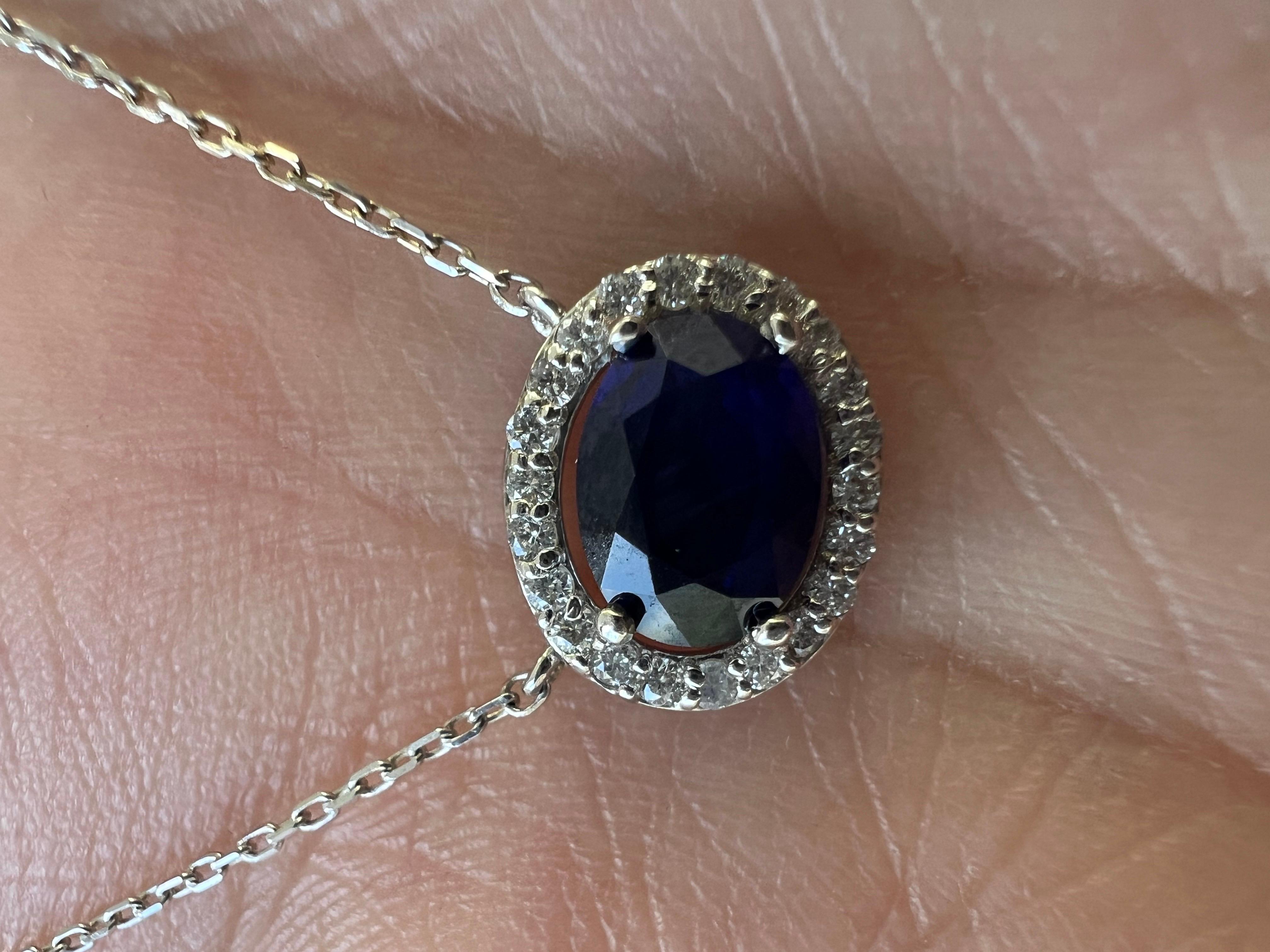 Natürlicher blauer Saphir-Diamant-Anhänger 
1,97 Karat natürlicher blauer Saphir in einem Diamantanhänger aus 14k Weißgold mit natürlichen Diamanten im Vollschliff. Ost/West Einstellung. Perfekt für jede Gelegenheit.