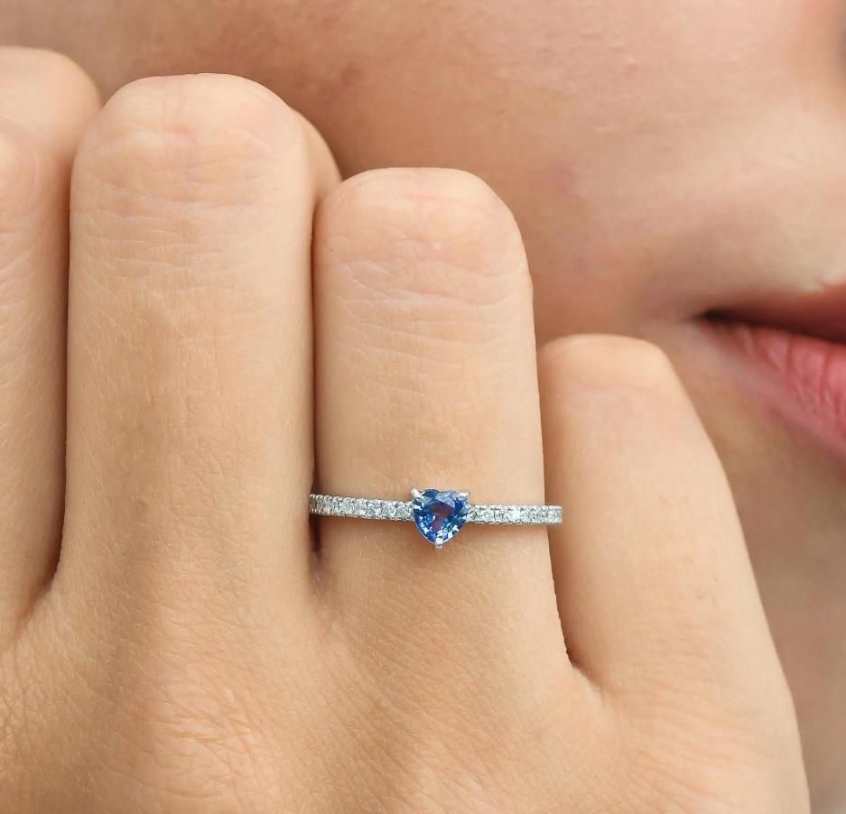 Natural blue sapphire diamond ring in 18k gold In condizioni Nuovo in vendita a jaipur, IN