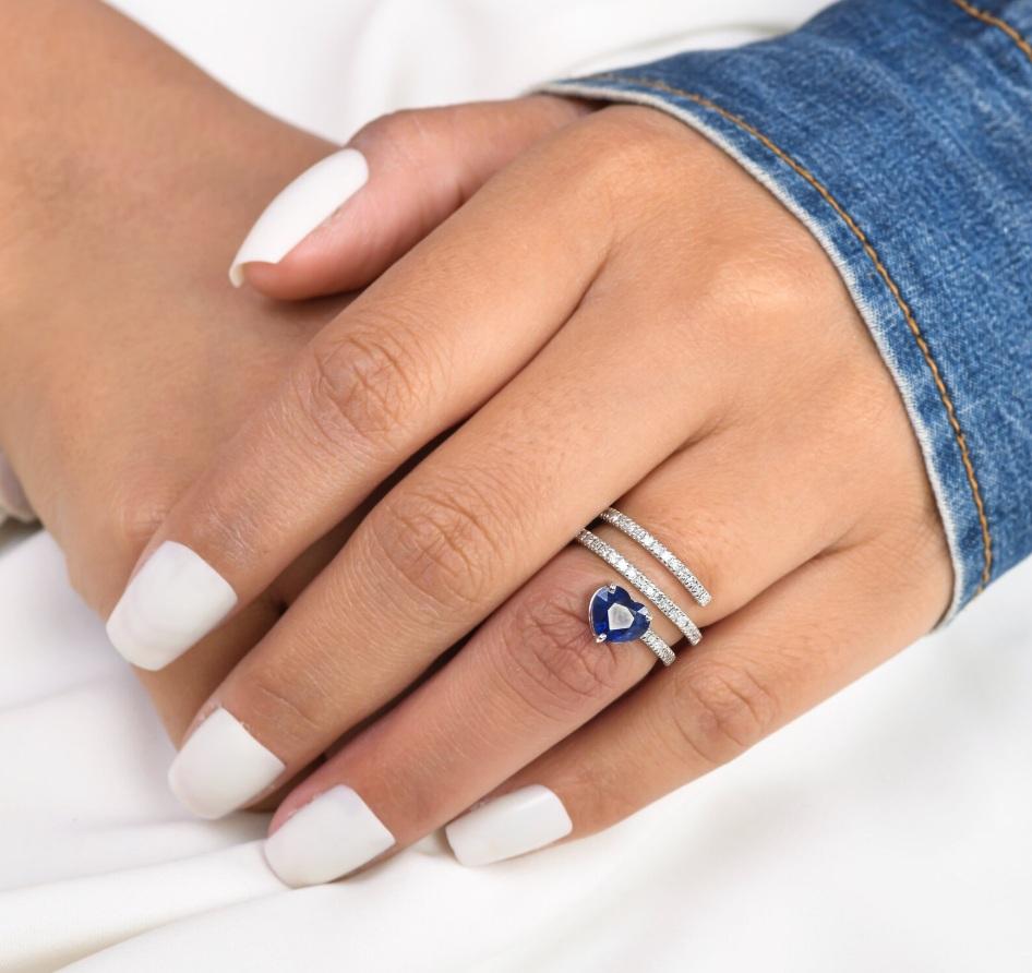 Anello con zaffiro blu naturale e diamante in oro 18 carati In condizioni Nuovo in vendita a jaipur, IN