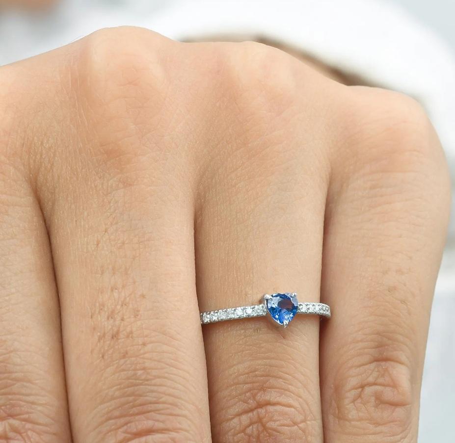 Donna Natural blue sapphire diamond ring in 18k gold in vendita