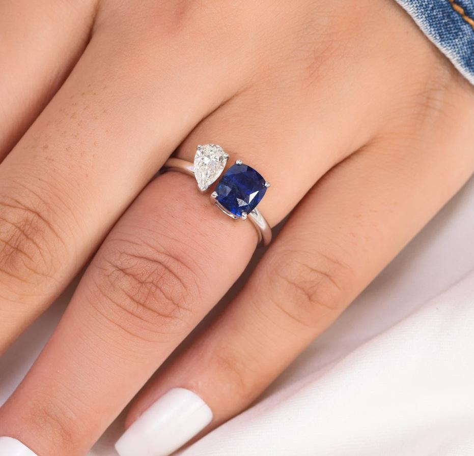 Natural Blue sapphire diamond ring in 18k gold Damen im Angebot