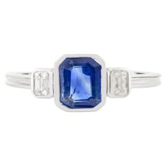Bague de fiançailles à trois pierres en or blanc 18 carats avec saphir bleu naturel et diamant