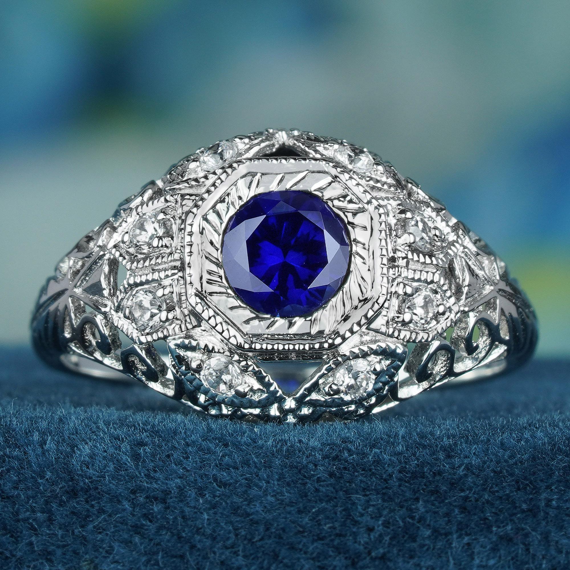Die filigranen Verzierungen auf dem Ringband sind ein einzigartiges und bezauberndes Element, das dem Gesamtdesign dieses vom Vintage-Stil inspirierten Kuppelrings einen skurrilen Charme verleiht. Die Diamanten sind gekonnt integriert und