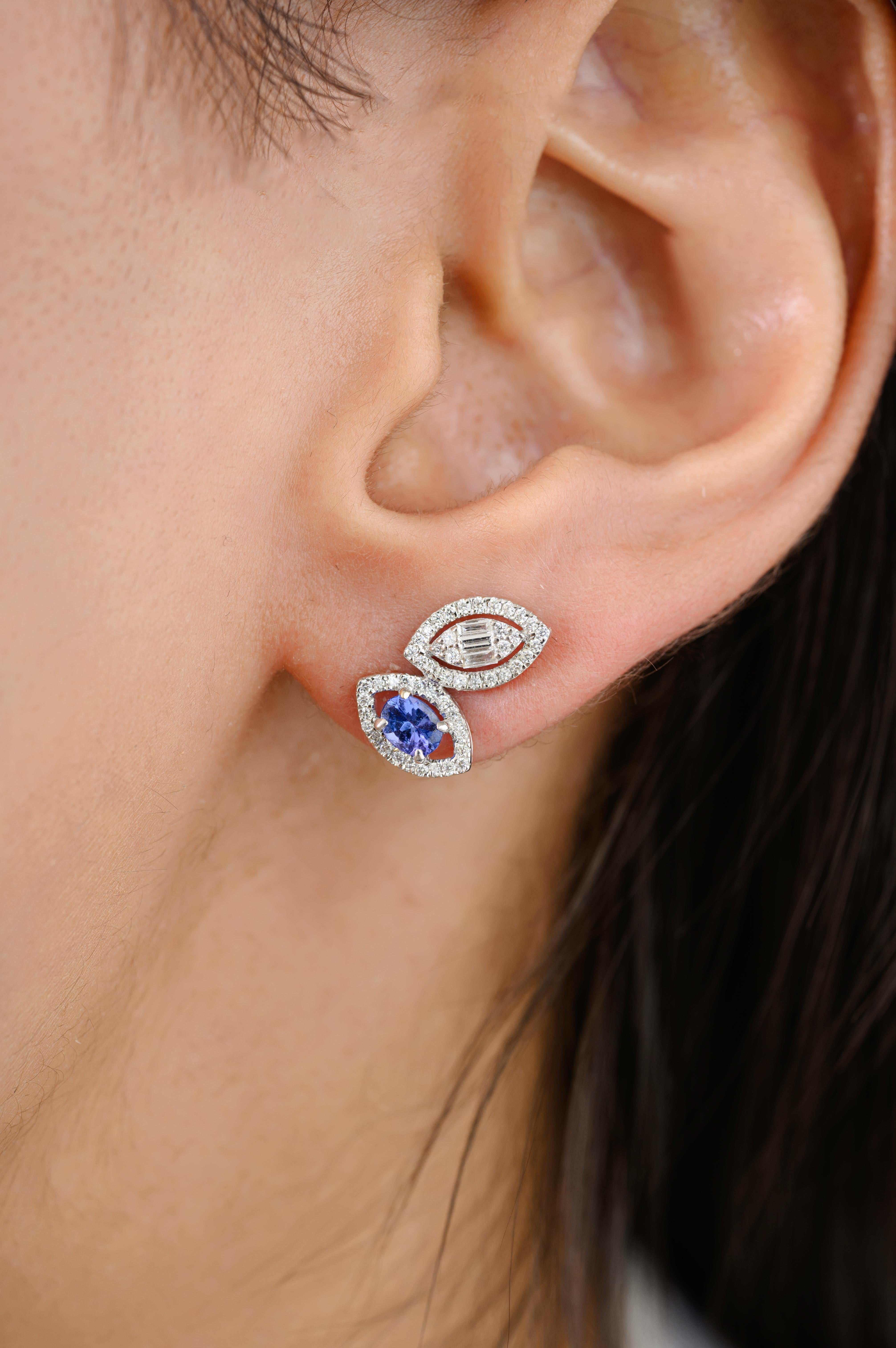 Orecchini a perno con diamante e zaffiro blu naturale in oro 18 carati, per fare un figurone con il tuo look. Gli orecchini a perno ti serviranno per dare un tocco di classe al tuo look. Questi orecchini creano un look scintillante e lussuoso con