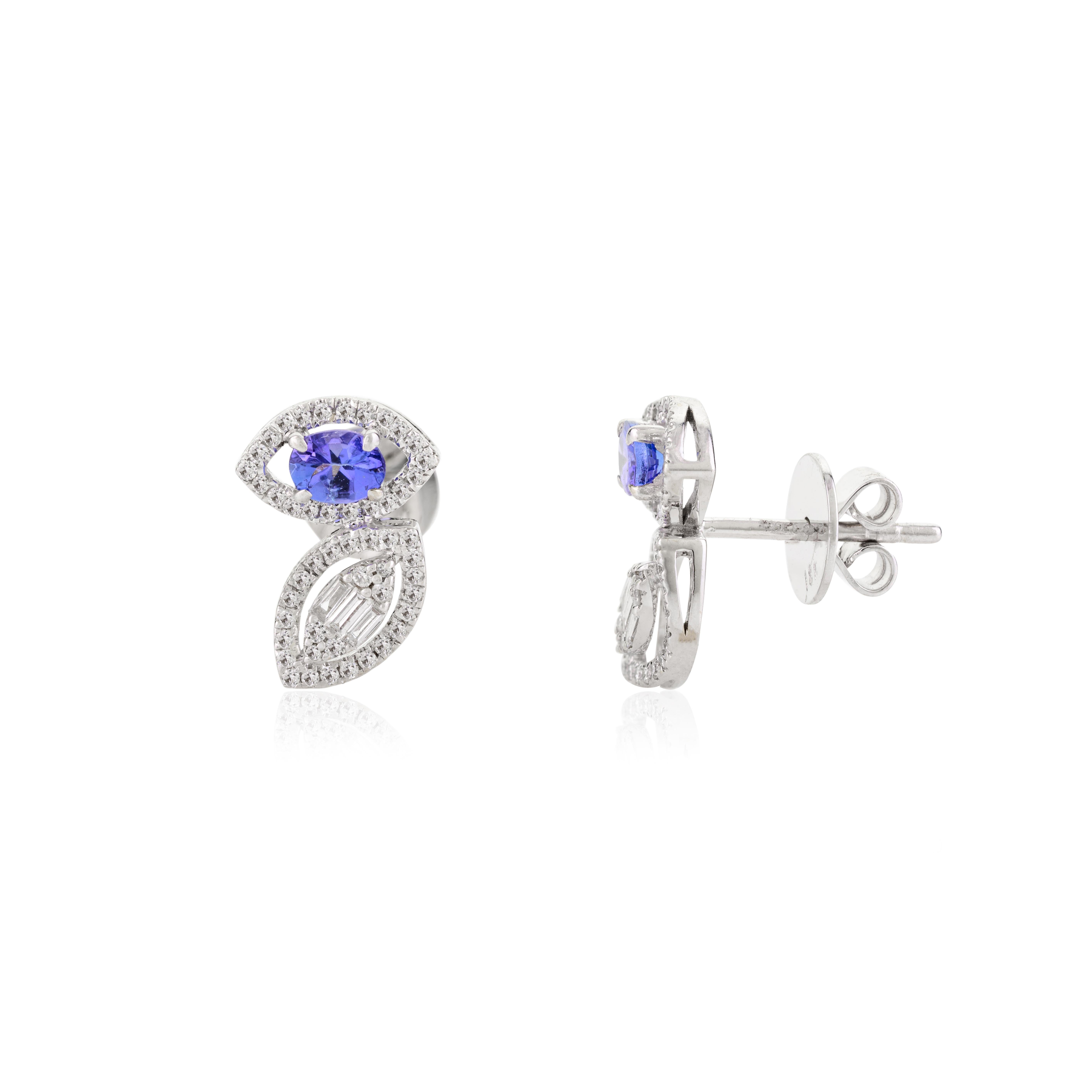 Orecchini a perno con diamante e zaffiro blu naturale in oro bianco massiccio 18 ct. In condizioni Nuovo in vendita a New York, NY