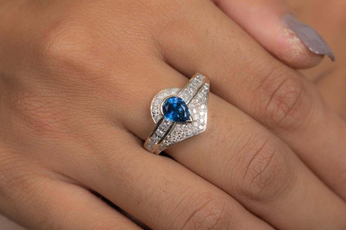 For Sale:  Natural Blue Sapphire Diamond Women Ring for Wedding in Solid 18k White Gold 8