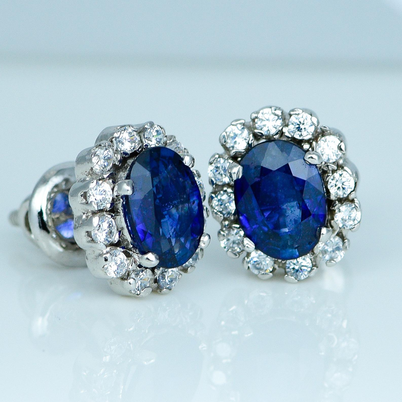 Zeitlose Ohrstecker im Alltagsdesign, mit Liebe handgefertigt. Diese sind in Silber mit schönen natürlichen blauen Saphiren und amerikanischen Diamanten (synthetische Diamanten) gemacht. Es wird angenommen, dass der blaue Saphir die Rolle eines