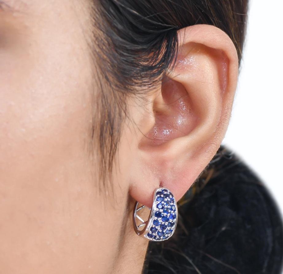 Natural blue sapphire earrings in 14k gold In condizioni Nuovo in vendita a jaipur, IN