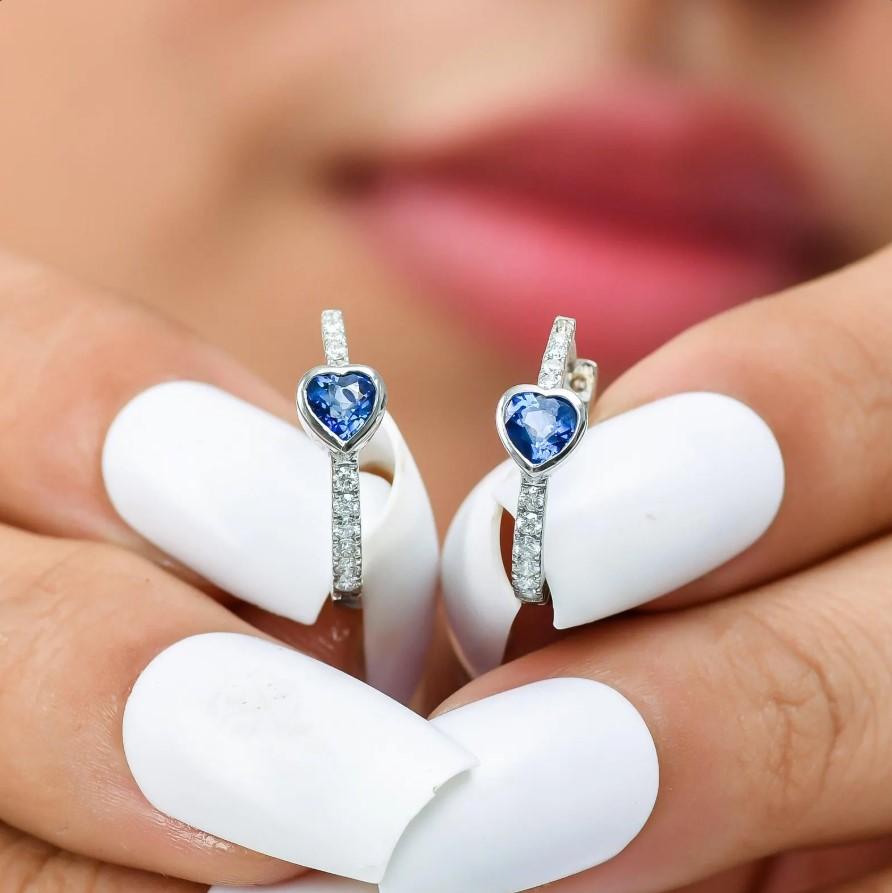 Donna Orecchini con zaffiri blu Nature in oro 14k in vendita