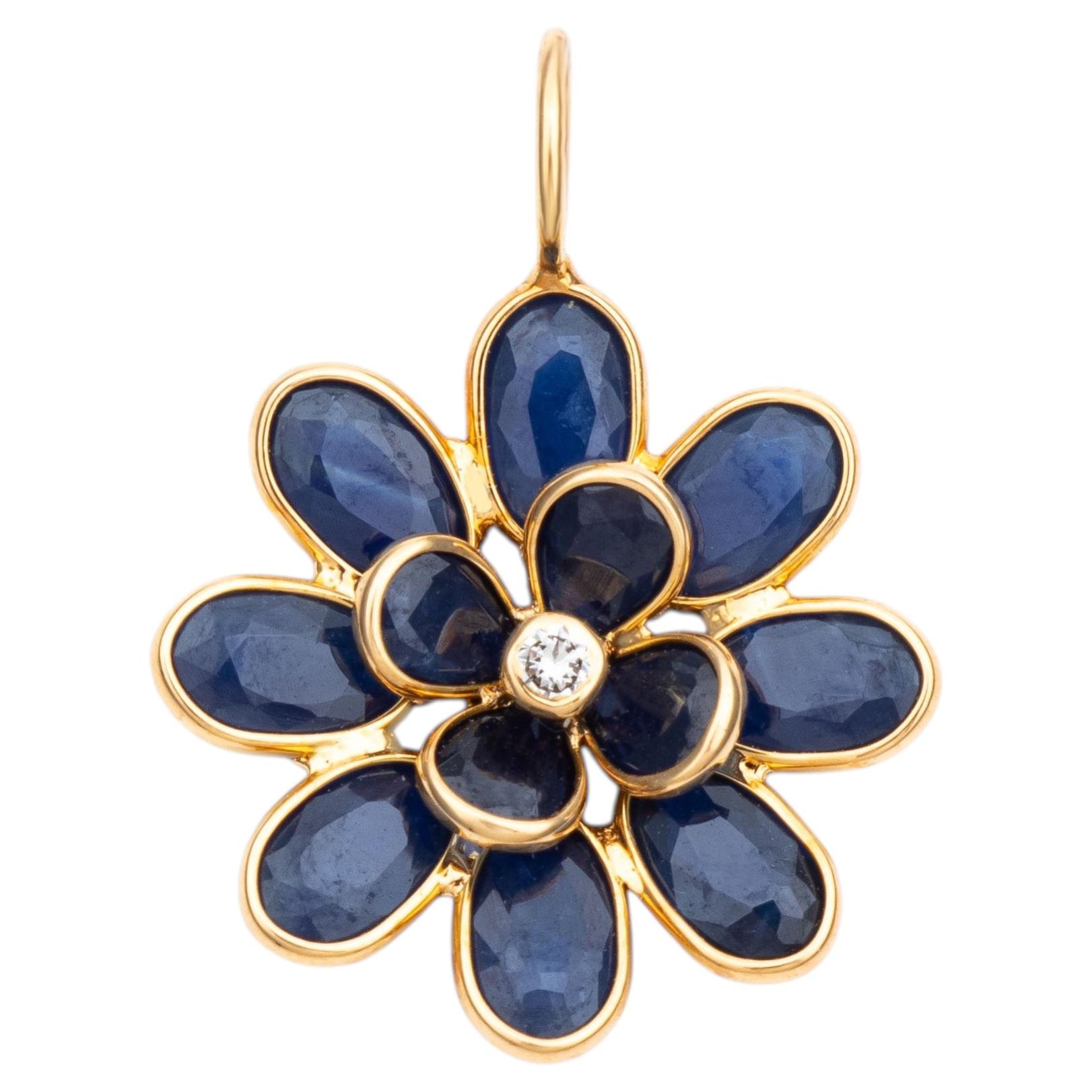 Ciondolo a forma di fiore con zaffiro blu naturale e diamante centrale in oro giallo 18 carati in vendita
