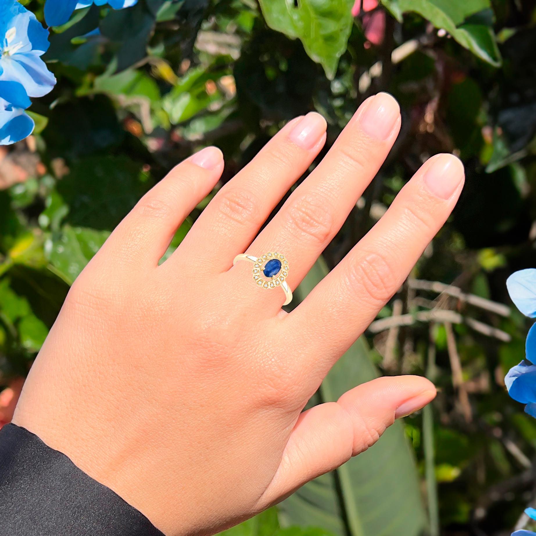 Contemporary Natural Blue Sapphire Flower Ring Diamond Setting 0.53 Carats 14K Yellow Gold For Sale