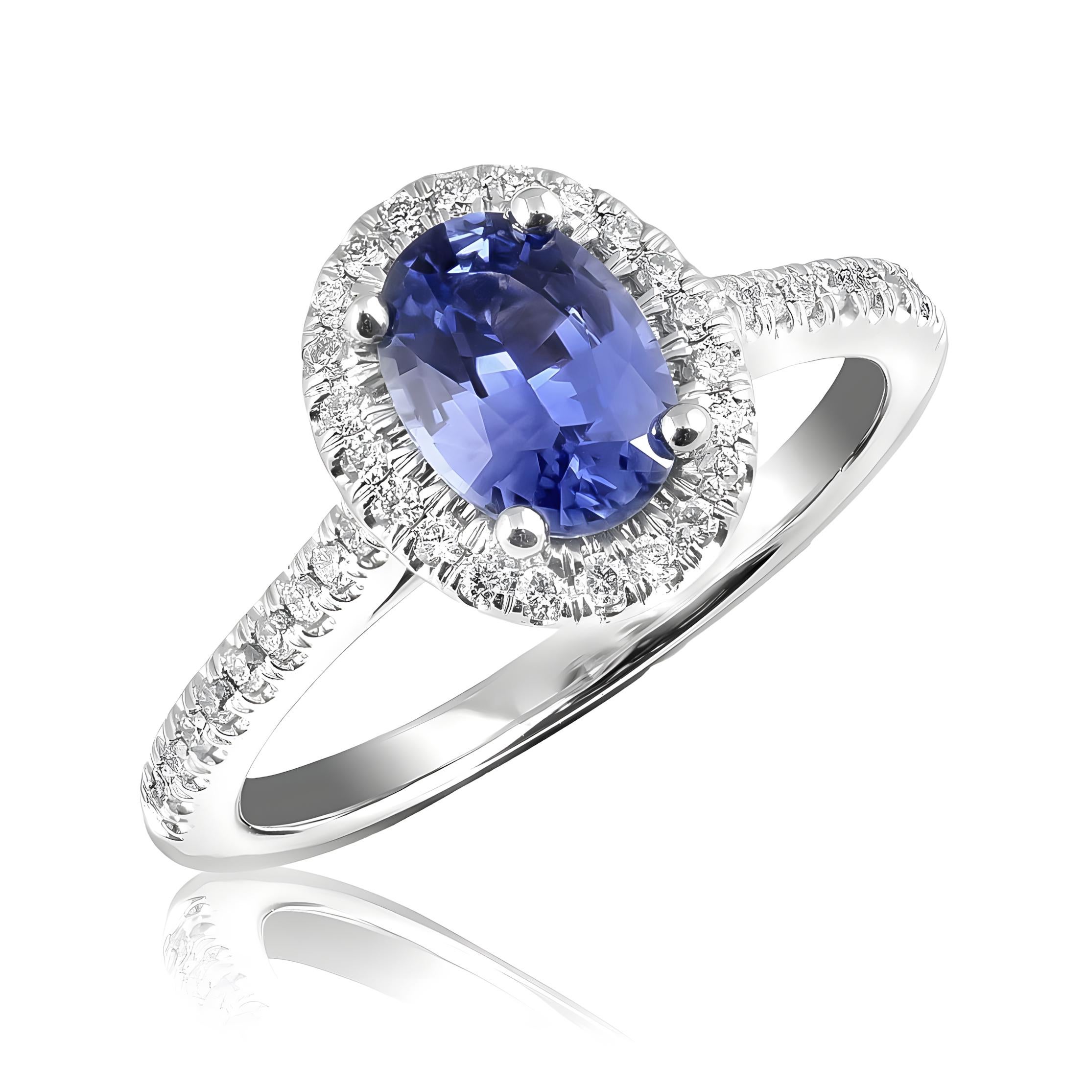 Entdecken Sie die zeitlose Eleganz dieses Rings aus 14 Karat Weißgold mit einem natürlichen blauen Saphir, der mit funkelnden Diamanten besetzt ist. Der satte Blauton des Saphirs, gepaart mit den Brillanten, macht ihn zu einem raffinierten