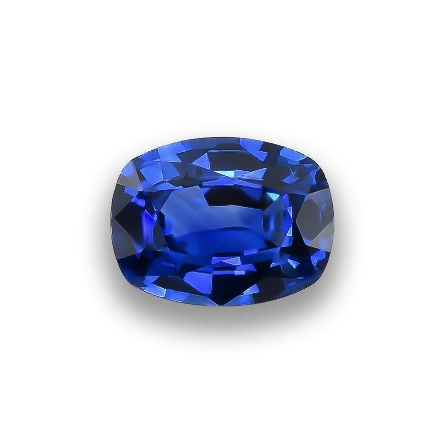 Scopri l'eleganza senza tempo dello Zaffiro Blu Naturale, sapientemente tagliato in una classica forma a cuscino. Questa squisita pietra preziosa, nota per la sua ricca tonalità blu, è perfetta per chi apprezza la bellezza naturale dei minerali