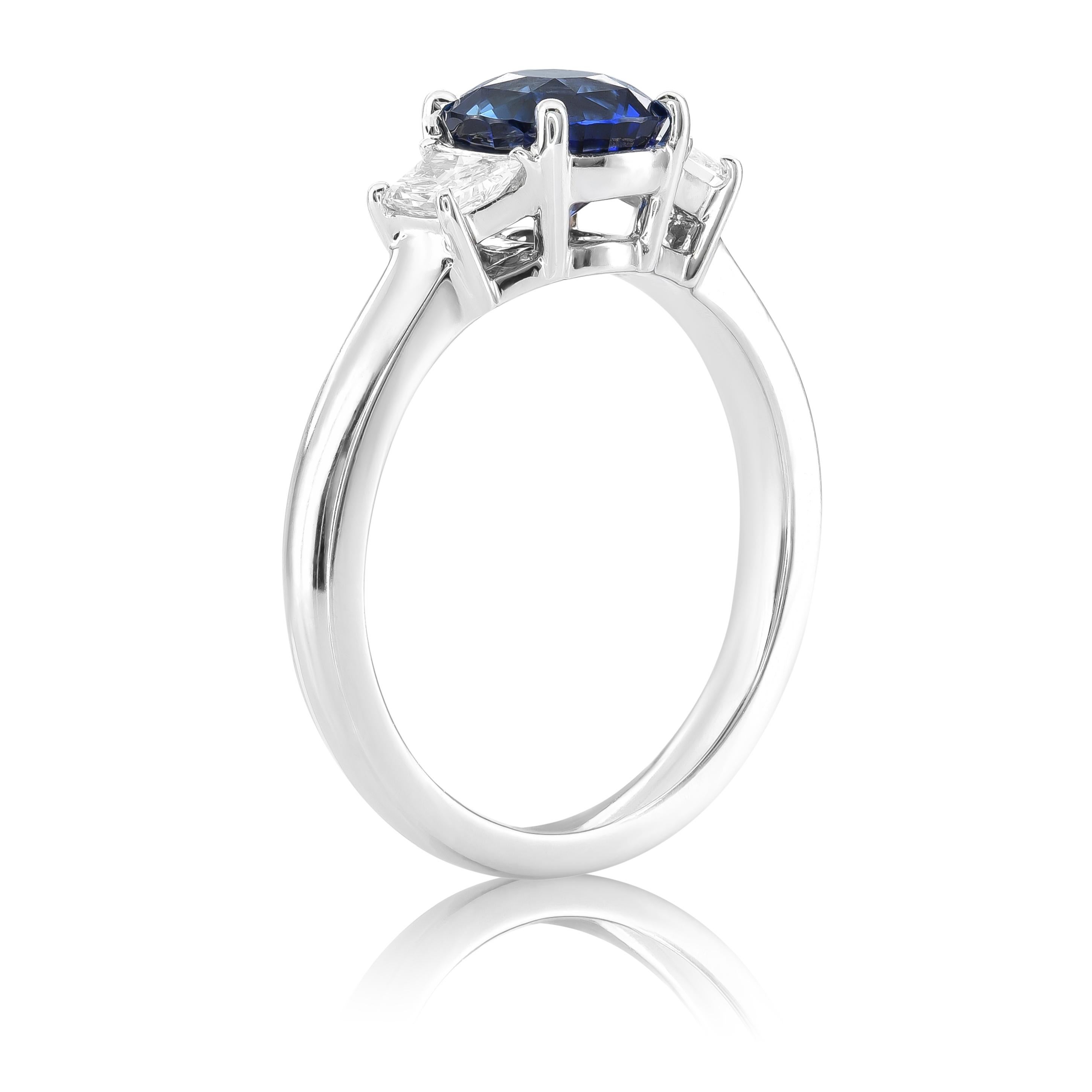 Natural Blue Sapphire Gemstone 1.60 cts in 14KWG Ring with Diamonds / GIA Report In New Condition In Los Angeles, CA