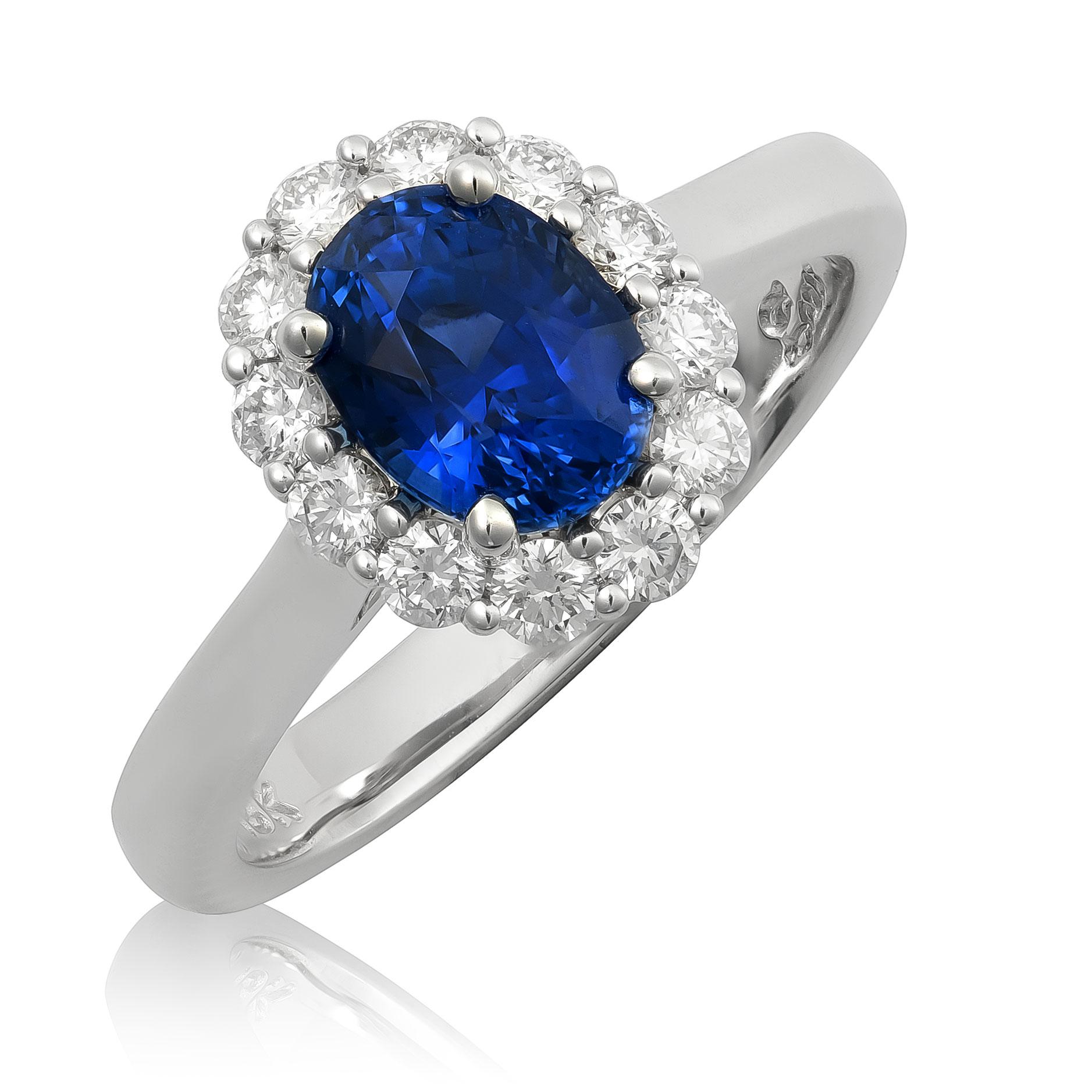Discover the timeless elegance of this 18K white gold ring, featuring a stunning natural blue sapphire accented with sparkling diamonds. The vivid blue oval-cut sapphire, complemented by brilliant diamonds, creates a sophisticated and captivating