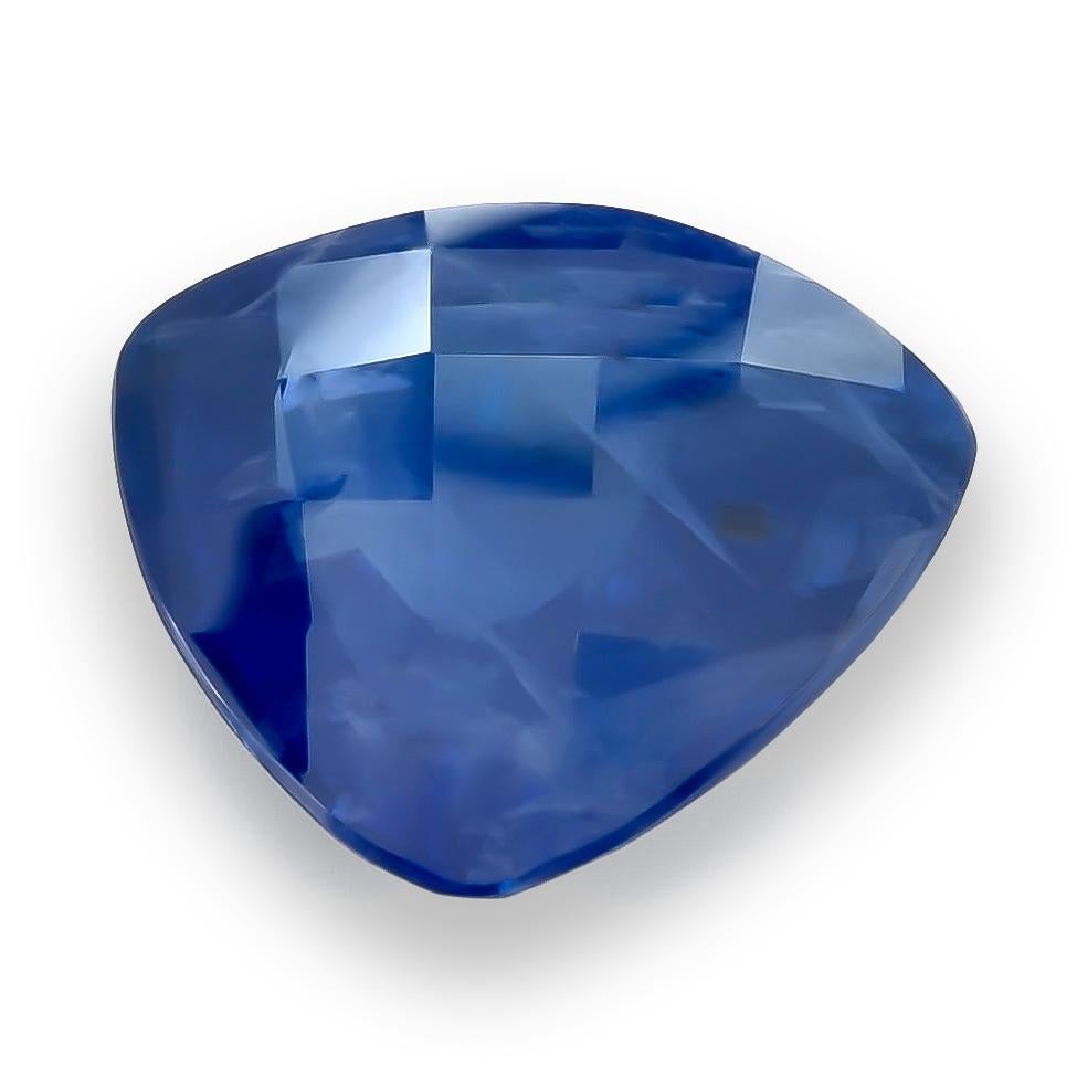 Entdecken Sie die majestätische Anziehungskraft des natürlichen blauen Saphirs, der in einer auffälligen dreieckigen Form präsentiert und von einem GIA-Bericht begleitet wird. Dieser außergewöhnliche Edelstein, der für seinen tiefblauen Farbton