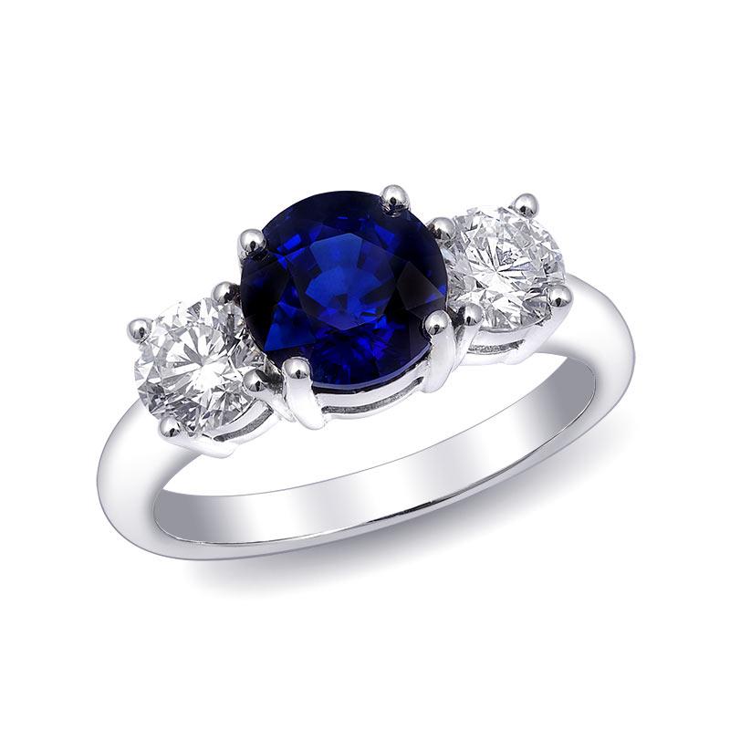 Dieser exquisite Ring zeigt einen atemberaubenden natürlichen blauen Saphir, der in luxuriöses 18-karätiges Weißgold gefasst ist und von schillernden Diamanten akzentuiert wird. Ideal für alle, die klassische Eleganz und zeitlose Schönheit zu