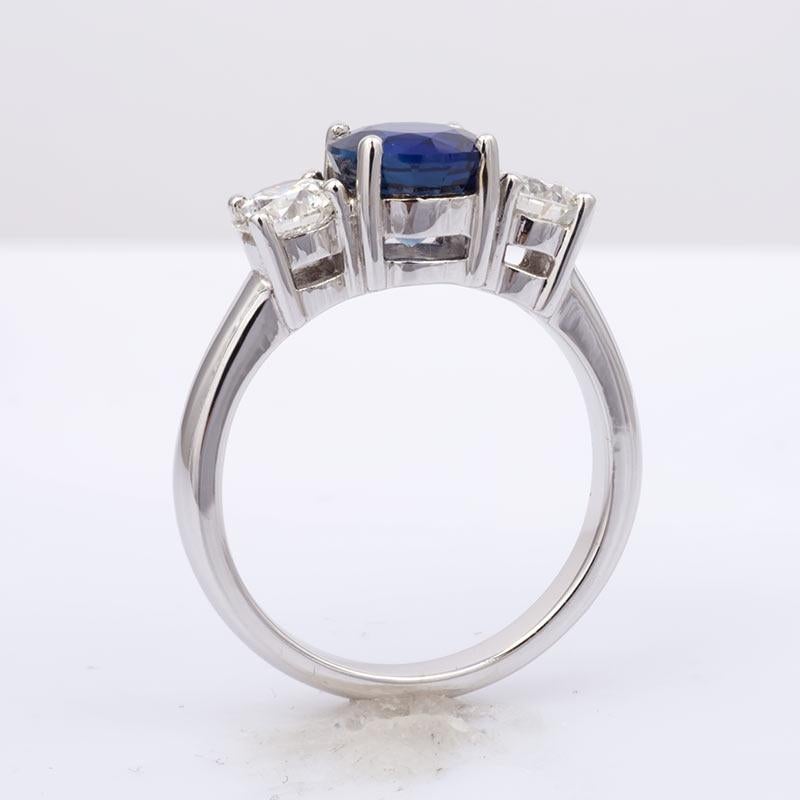 Natürlicher Blauer Saphir Edelstein 2,16 Karat in 18K Weißgold Ring mit Diamanten (Gemischter Schliff) im Angebot