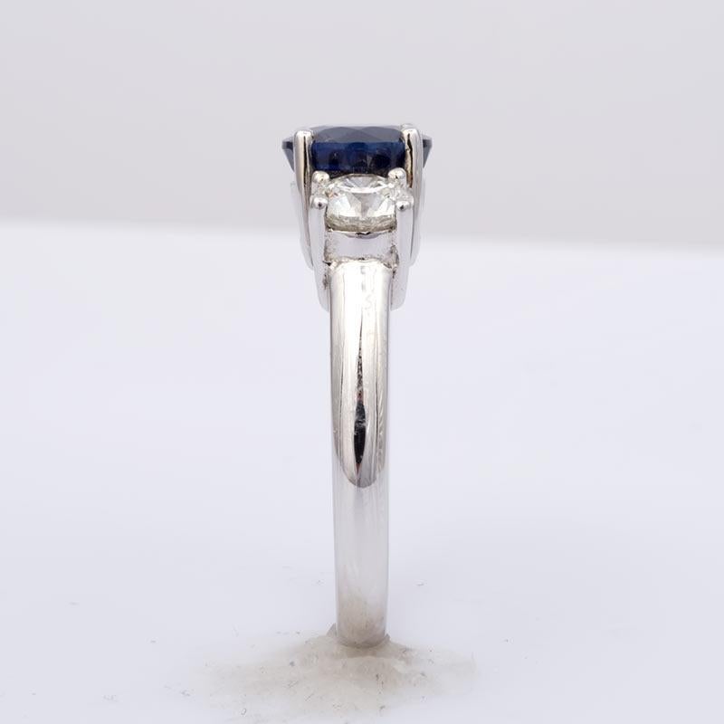 Natürlicher Blauer Saphir Edelstein 2,16 Karat in 18K Weißgold Ring mit Diamanten im Zustand „Neu“ im Angebot in Los Angeles, CA